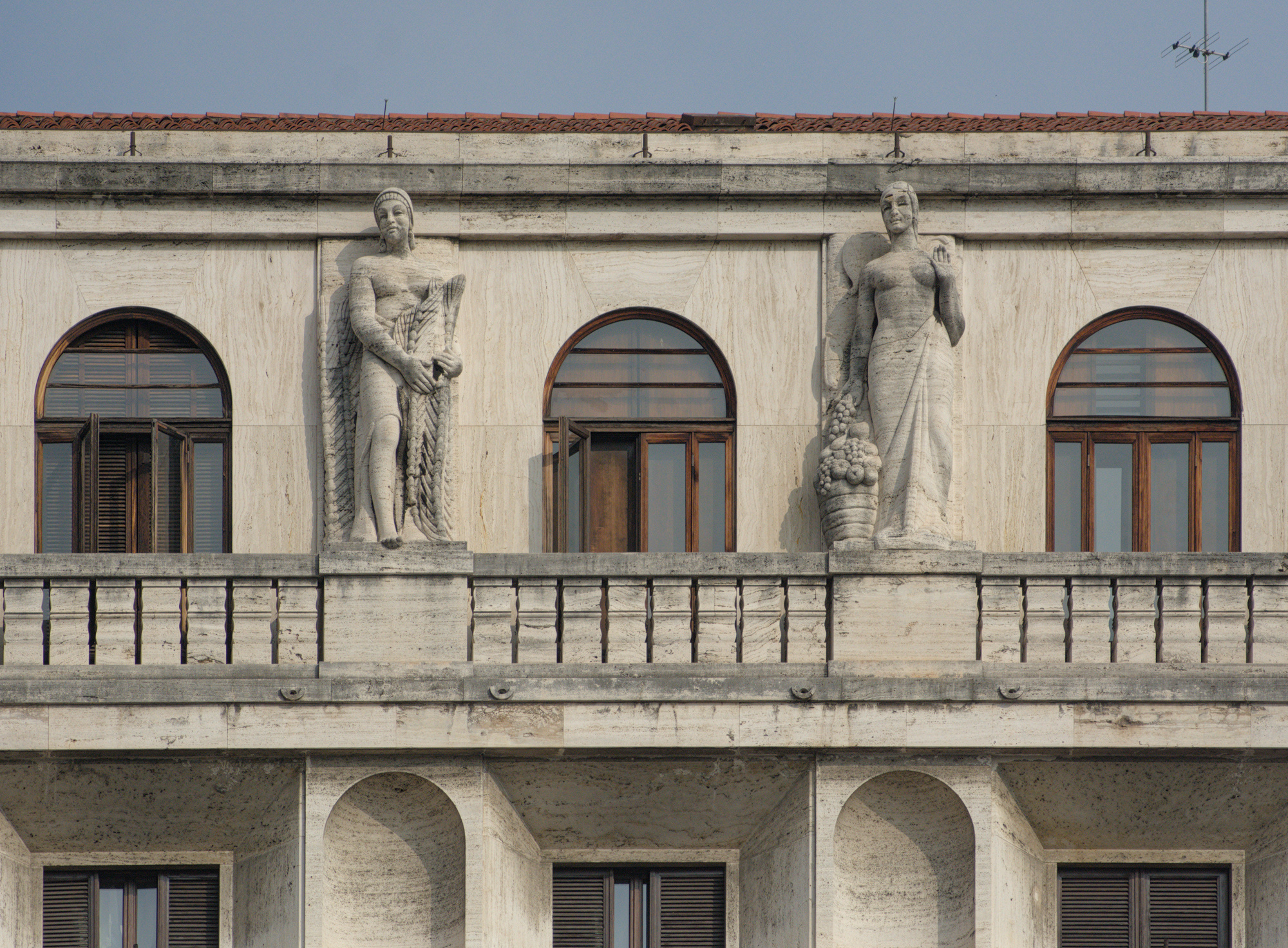 Paolo Boldrin, statue in travertino sulla facciata di palazzo COGI (ex Itala Pilsen o palazzo Olivieri) (Gino Peressutti, 1934), piazza Insurrezione 28 Aprile 1945, Padova