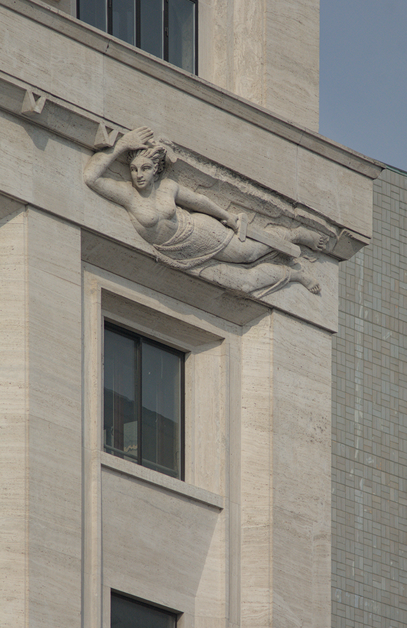 Paolo Boldrin, una delle due figure alate poste agli angoli della facciata che in origine racchiudevano la scritta ormai scomparsa dell’INFPS, altorilievo in pietra, palazzo INPS (Gino Peressutti, 1934-38), piazza Insurrezione 28 Aprile 1945, Padova