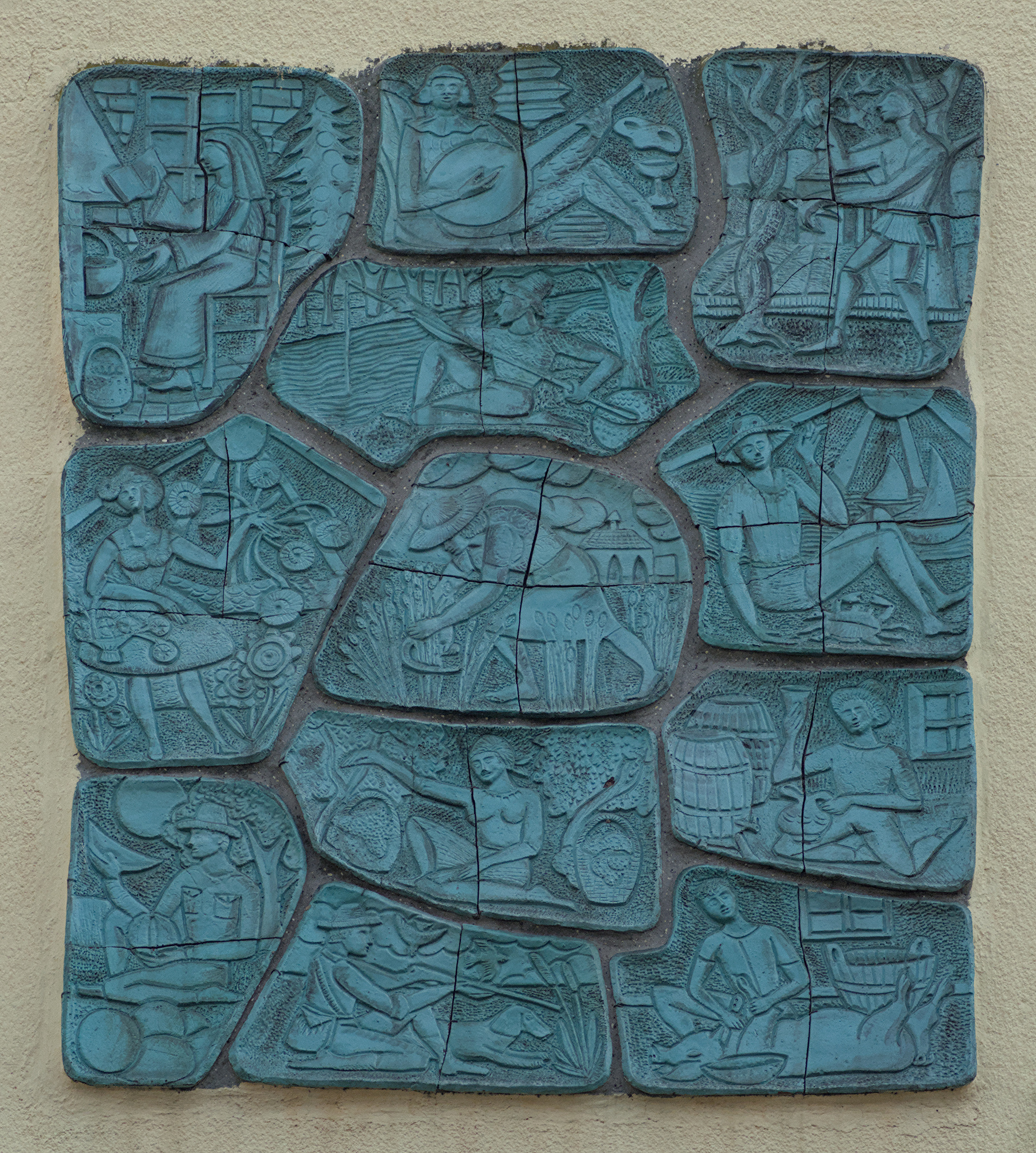 Autore non identificato, pannello ceramico raffigurante i dodici mesi all'esterno di complesso edilizio (Giovanni Zabai, 1953-57), via Giovanni Berchet 22, Padova