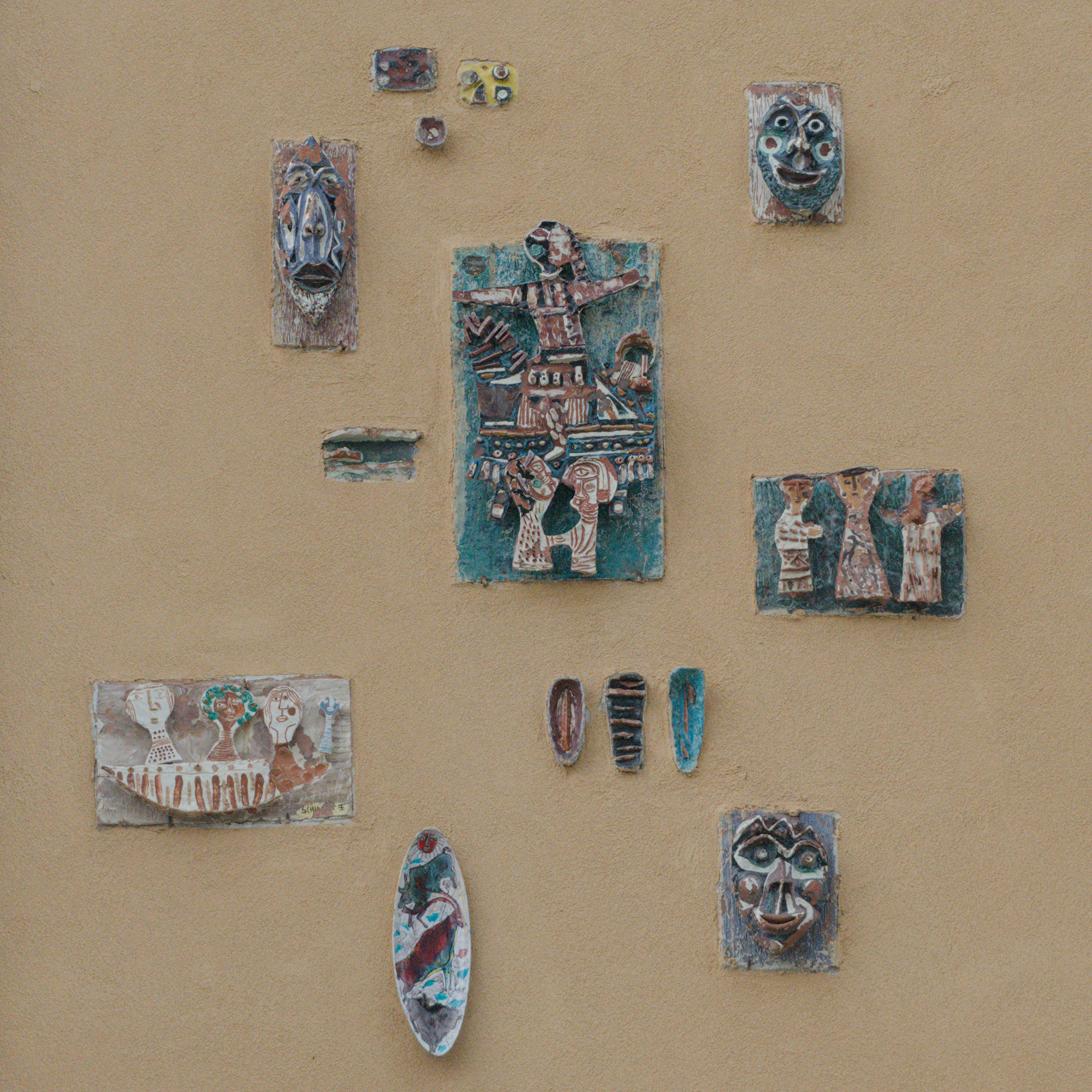 Elio Schiavon, ceramiche murate all'esterno di abitazione, via Fabrici Girolamo d'Acquapendente 6, Padova
