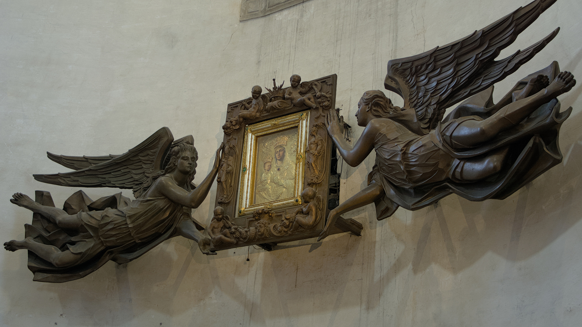 Amleto Sartori, angeli che reggono l'icona della Madonna Costantinopolitana, bronzo a cera perduta, 1959, Basilica di Santa Giustina, Prato della Valle, Padova