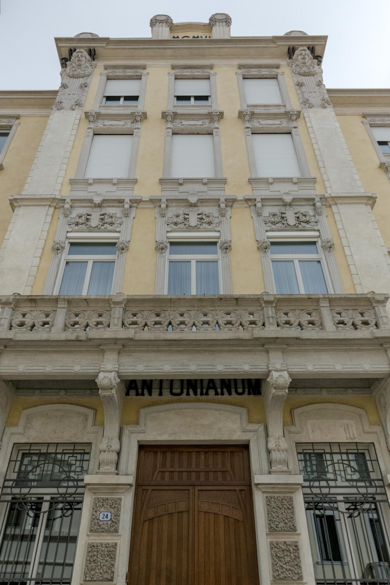 Gino Peressutti, decorazioni al pensionato universitario Francesco Petrarca o Antonianum, via Donatello 24, Padova (Gino Peressutti, 1906)