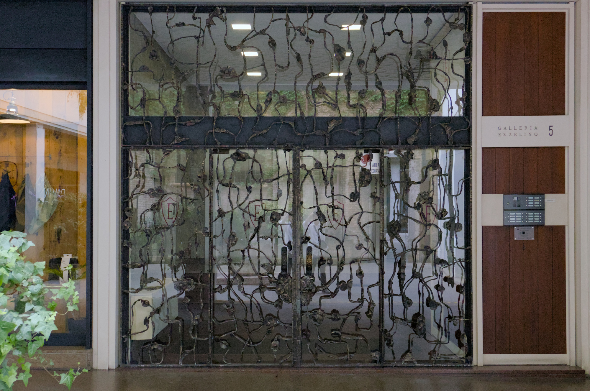 Salvino Marsura, portone in ferro battuto, ingresso di condominio (Marcello Checchi e Ferruccio Semenzato, 1961), galleria Ezzelino 5, Padova