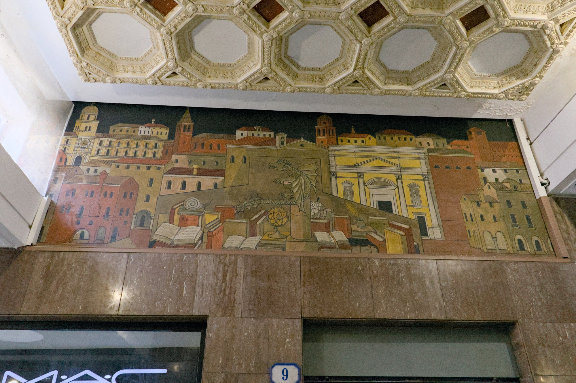 Fulvio Pendini, veduta di Padova, 1963, Galleria Santa Lucia, Padova. L'ancronistico soffitto a cassettoni è intervento di epoca molto più recente