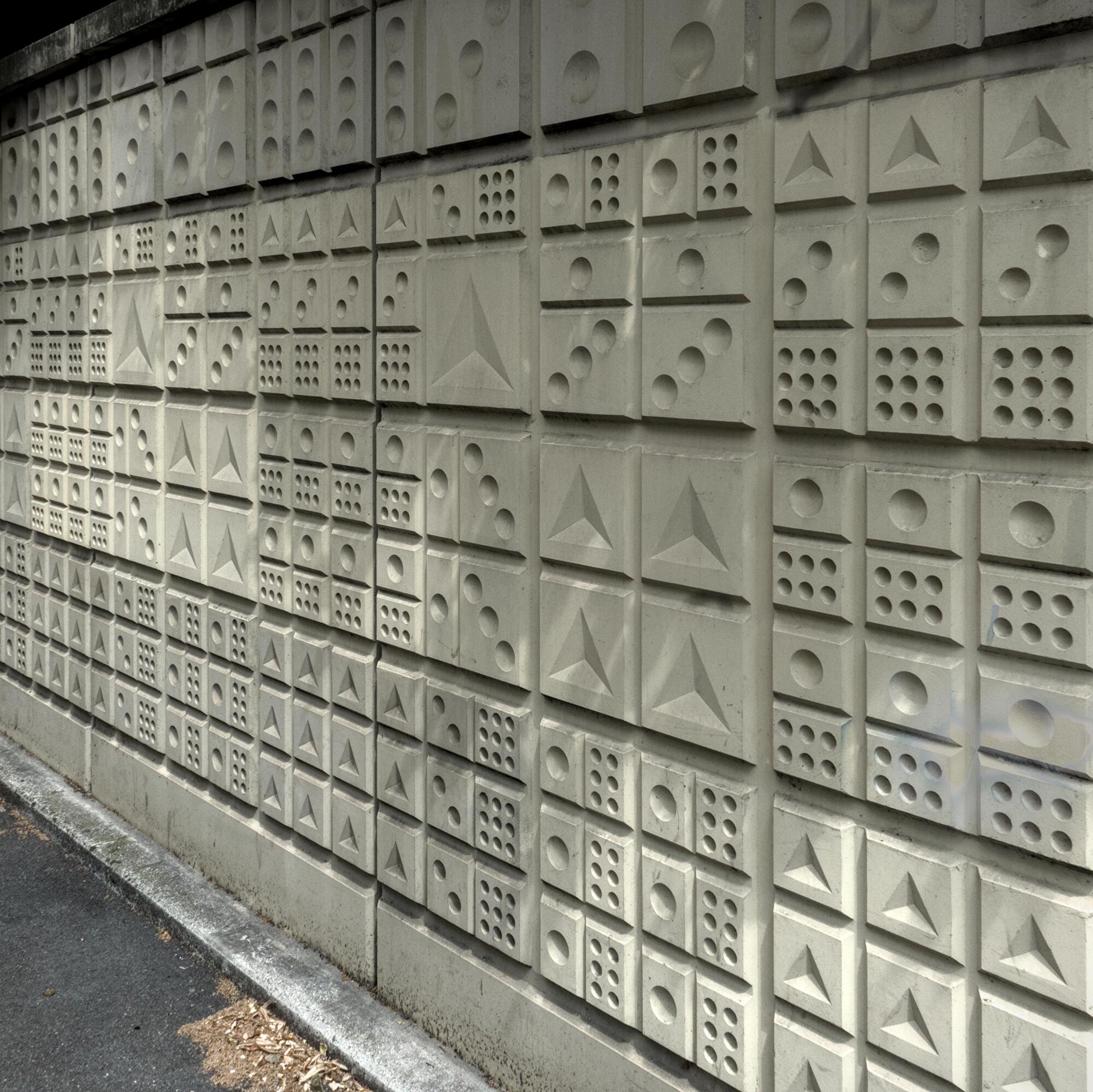 Antonio (Toni) Strazzabosco, pannelli modulari, anni settanta, muro di cinta della scuola 'Regina Elena', angolo corso Milano via Alberto da Padova, Padova