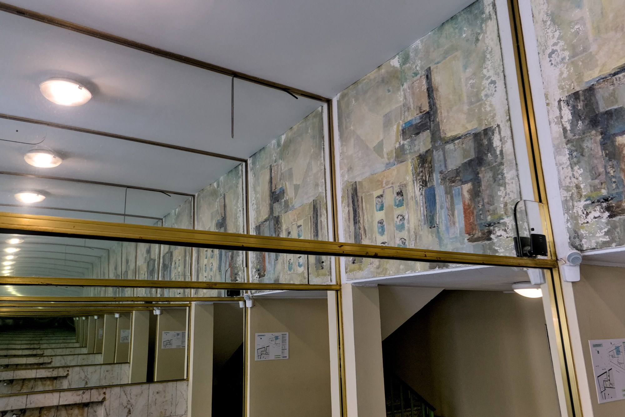 Gioco di specchi nel vano di ingresso del civico 200 in via Savonarola, Padova