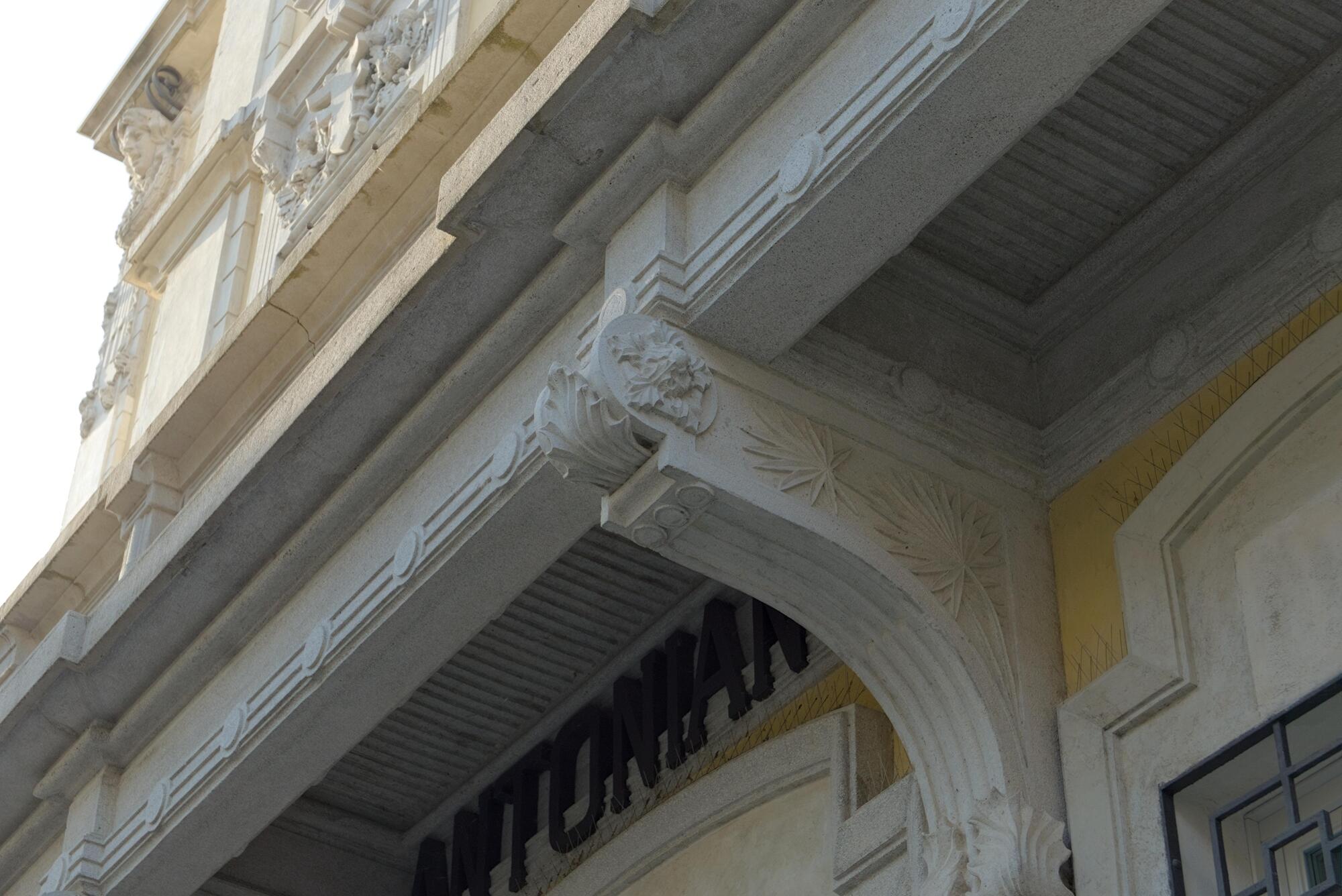 Gino Peressutti, decorazioni al pensionato universitario Francesco Petrarca o Antonianum, via Donatello 24, Padova (Gino Peressutti, 1906)