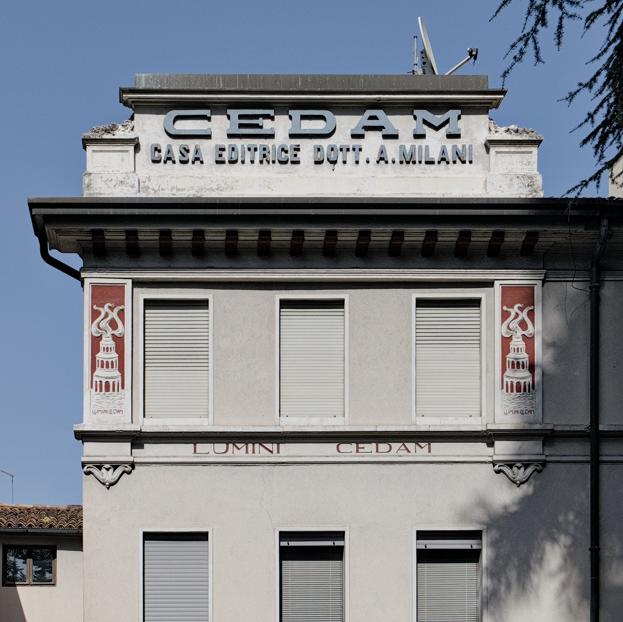 Autore non identificato, facciata della sede della casa editrice CEDAM (Casa Editrice Dott. Antonio Milani). Iscrizione: *Lumini cedam*. Via Gabriele Falloppio, Padova