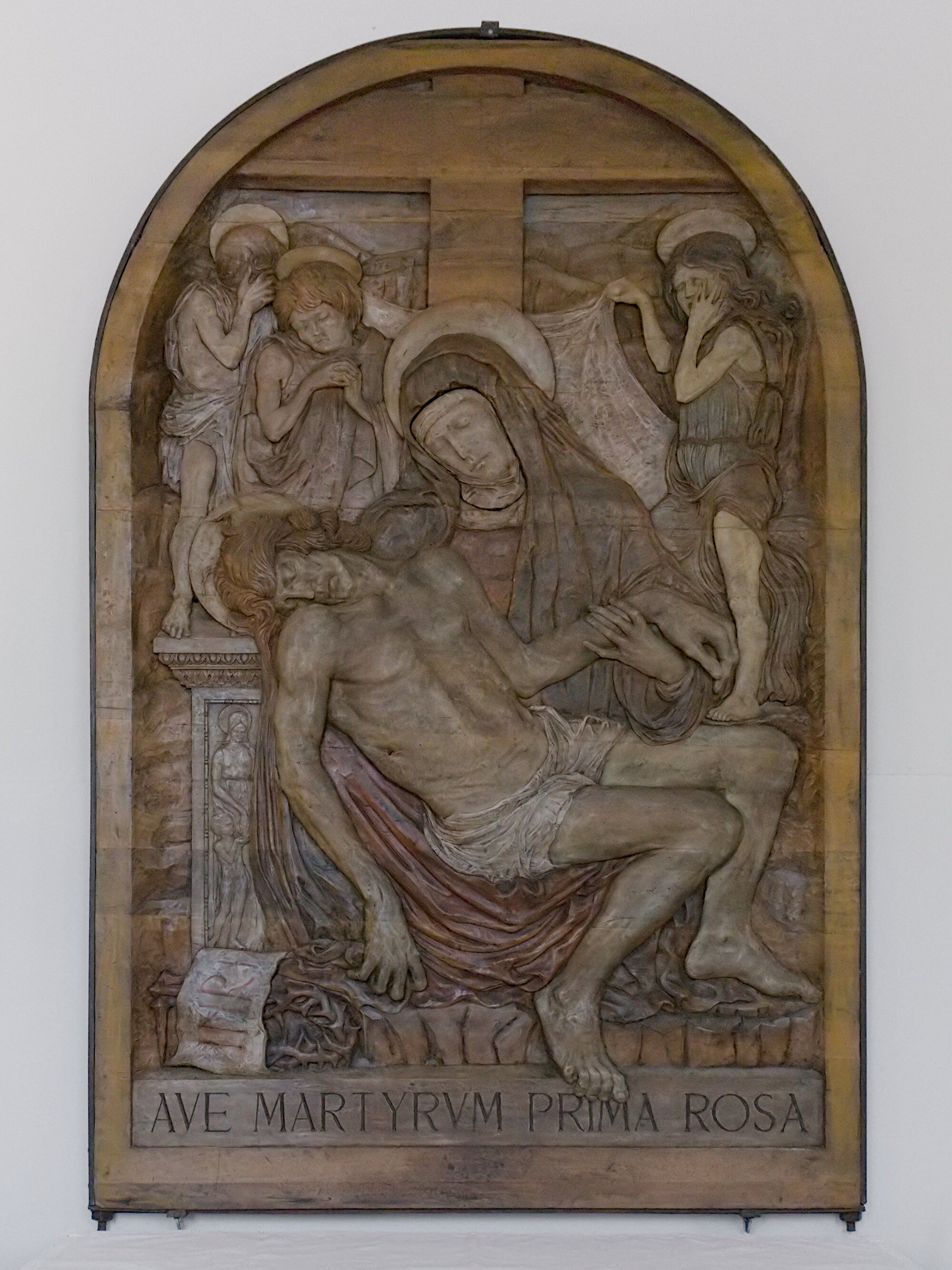 Amleto Sartori, *Pietà*, bassorilievo intagliato in noce e dipinto, 1942. Il volto della Madonna è rimovibile per consentire di accedere all'antica icona sottostante occultata per evitare saccheggi da parte dell'esercito tedesco. Sagrestìa della chiesa di Santa Maria del Torresino (originariamente era pala d'altare), via Andrea Memmo 47, Padova