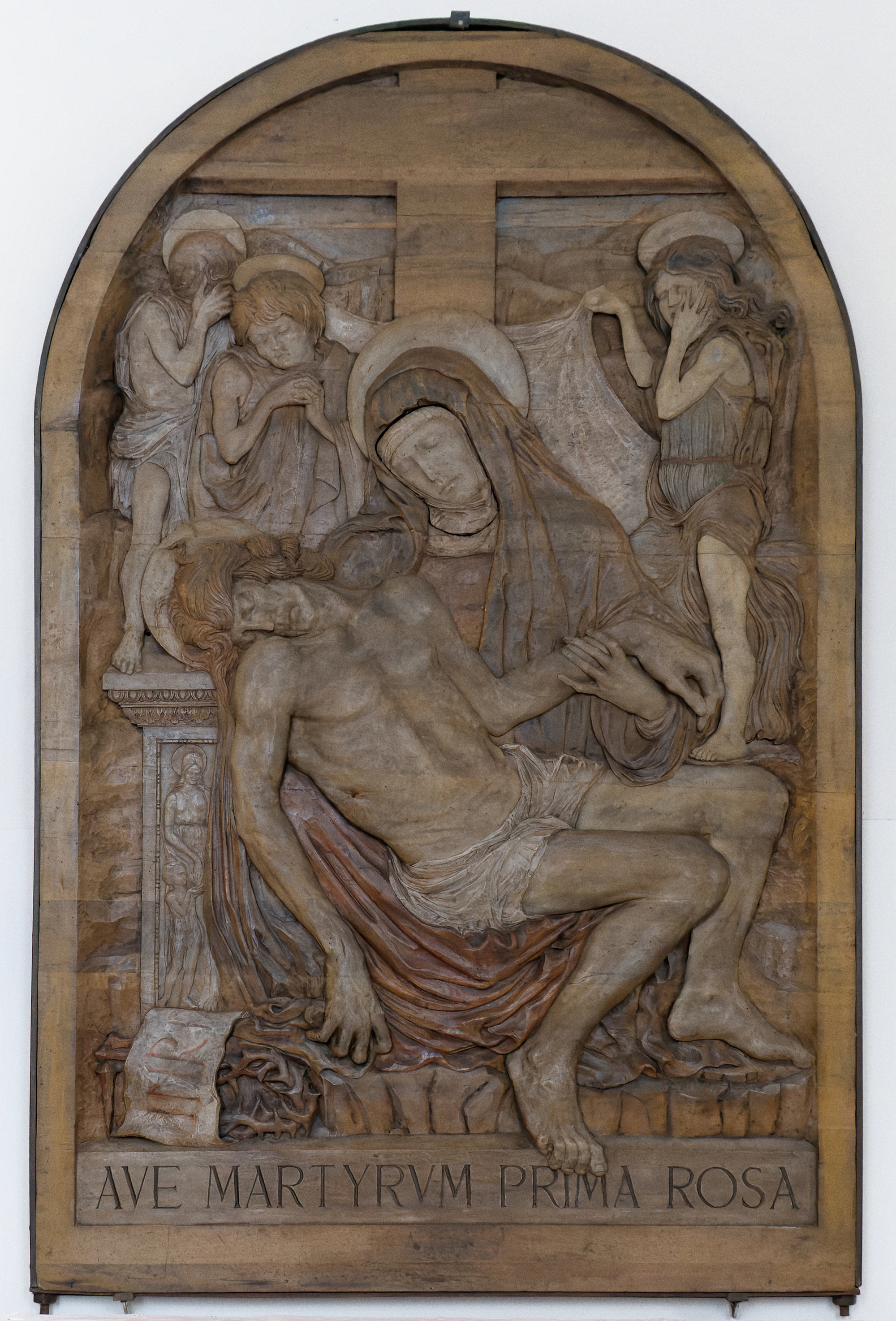 Amleto Sartori, *Pietà*, bassorilievo intagliato in noce e dipinto, 1942. Il volto della Madonna è rimovibile per consentire di accedere all'antica icona sottostante occultata per evitare saccheggi da parte dell'esercito tedesco. Sagrestìa della chiesa di Santa Maria del Torresino (originariamente era pala d'altare), via Andrea Memmo 47, Padova