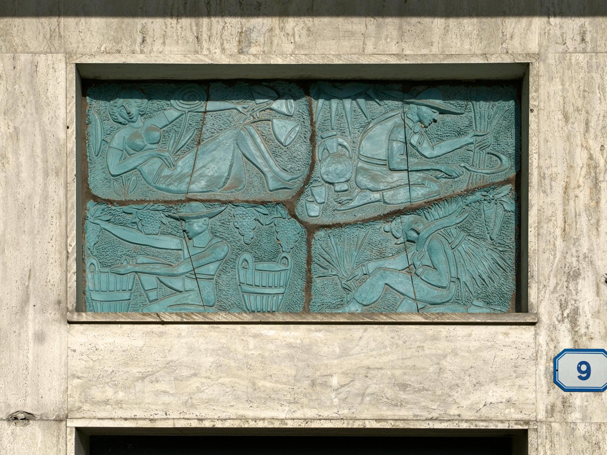 Autore non identificato, pannello ceramico raffigurante le quattro stagioni, sopra la porta d'ingresso del condominio, vicolo Castelfidardo 9, Padova