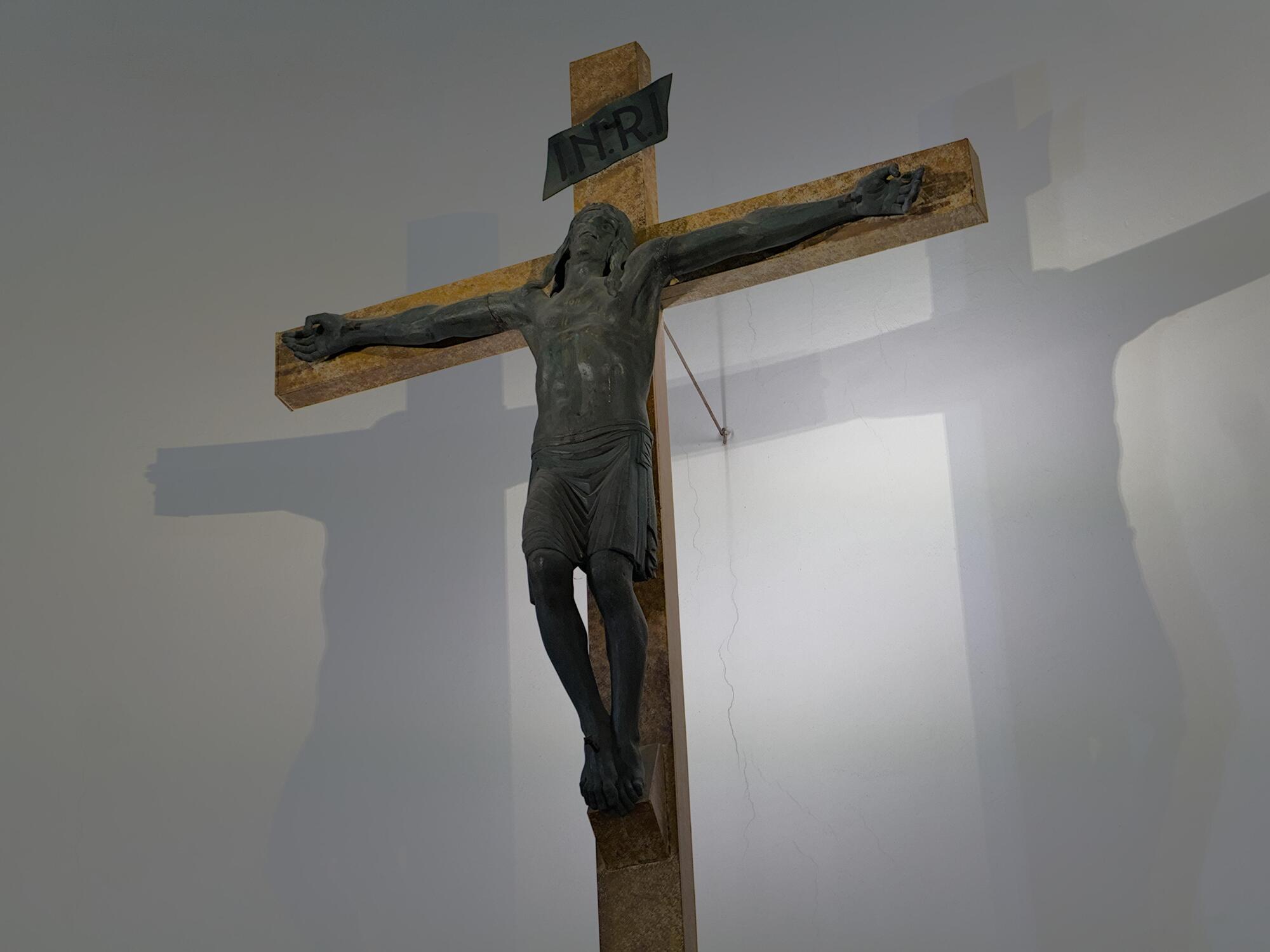 Amleto Sartori, crocifisso ligneo, altare maggiore della chiesa di San Prosdocimo (Vincenzo Bonato, 1937-41), via Jacopo Facciolati 1, Padova