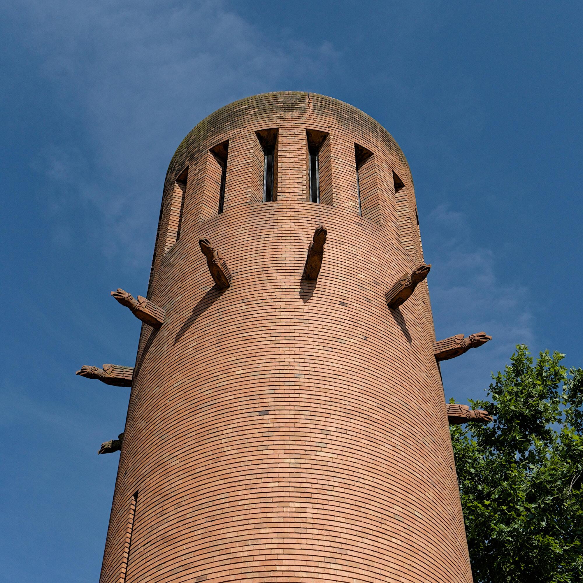 Ex Gruppo Rionale Fascista Bonservizi (Quirino De Giorgio, 1937-38). A coronamento della torre littoria teste d’aquila in cotto di Amleto Sartori, via Giordano Bruno 27, Padova