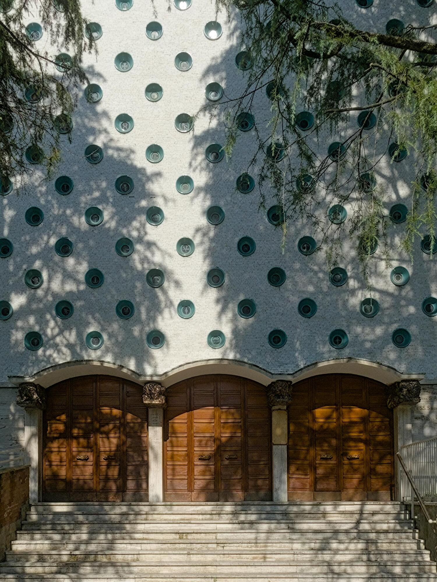 Amleto Sartori, lavori in maiolica sulla facciata della chiesa di Sant’Alberto Magno e dei Santi studenti dell’Università di Padova (Giovanni Zabai, 1956-58), via Guglielmo Marconi, Padova