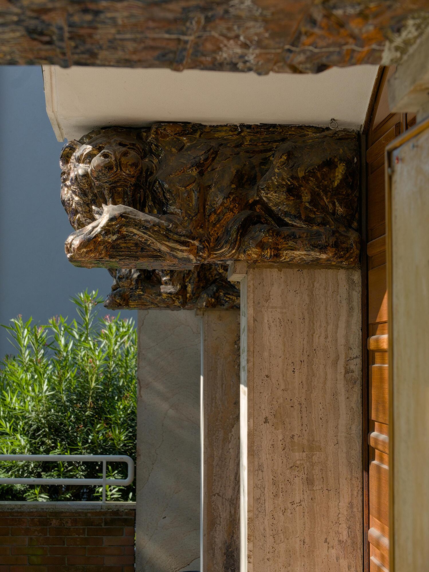 Amleto Sartori, l’evangelista Marco, 1958, mensola della pensilina all’ingresso della chiesa di Sant’Alberto Magno e dei Santi studenti dell’Università di Padova (Giovanni Zabai, 1956-58), via Guglielmo Marconi, Padova
