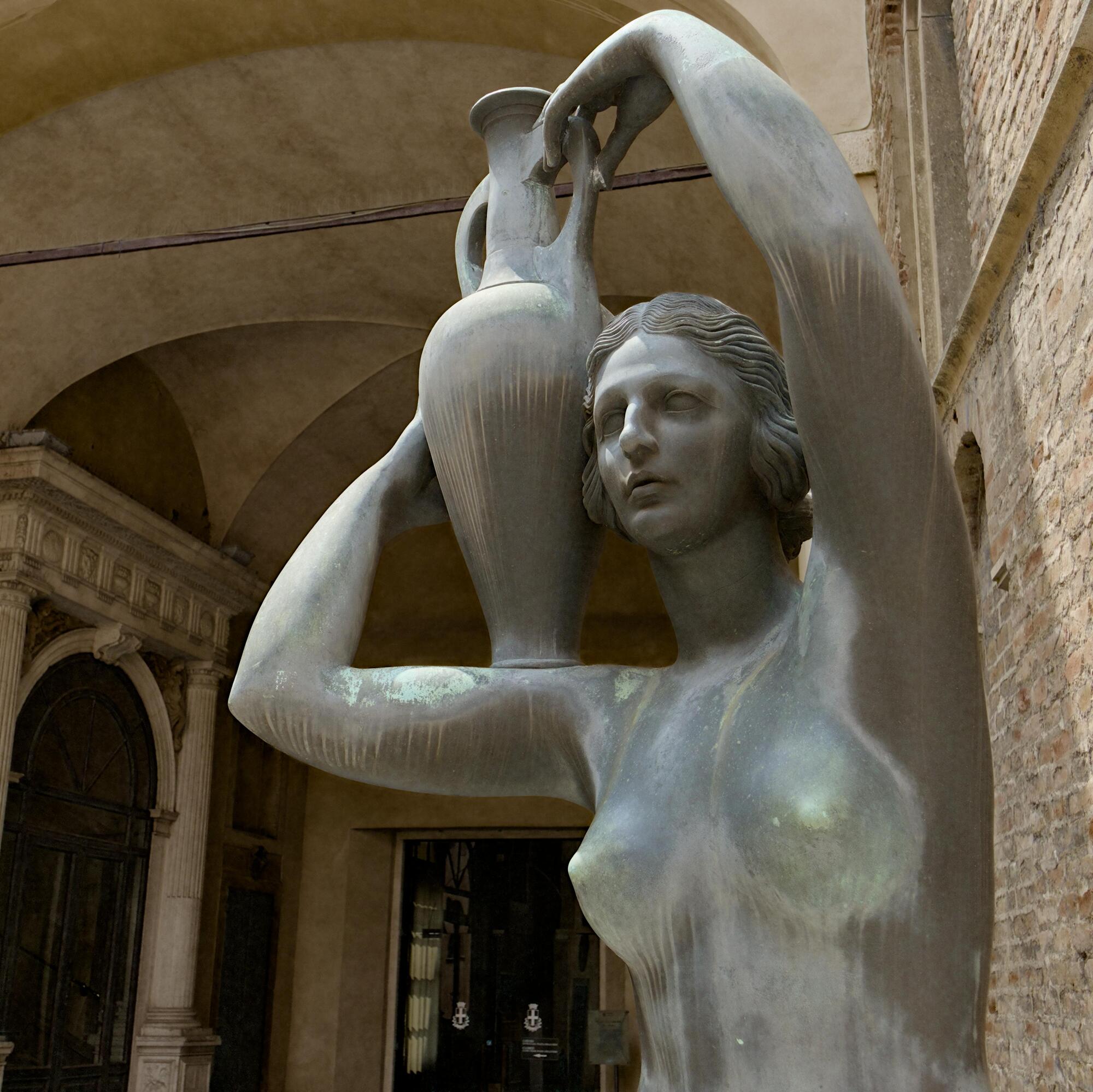 Luciano Giaretta, *Fanciulla dell'anfora*, statua in bronzo posta sulla sommità dello scalone di accesso al Palazzo della Ragione, 1925, Municipio, via VIII Febbraio, Padova