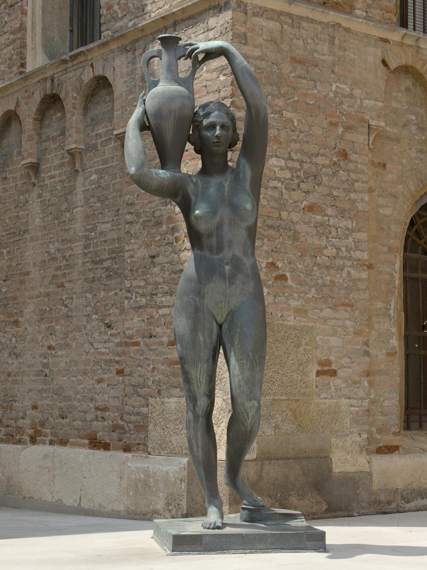 Luciano Giaretta, *Fanciulla dell'anfora*, statua in bronzo posta sulla sommità dello scalone di accesso al Palazzo della Ragione, 1925, Municipio, via VIII Febbraio, Padova
