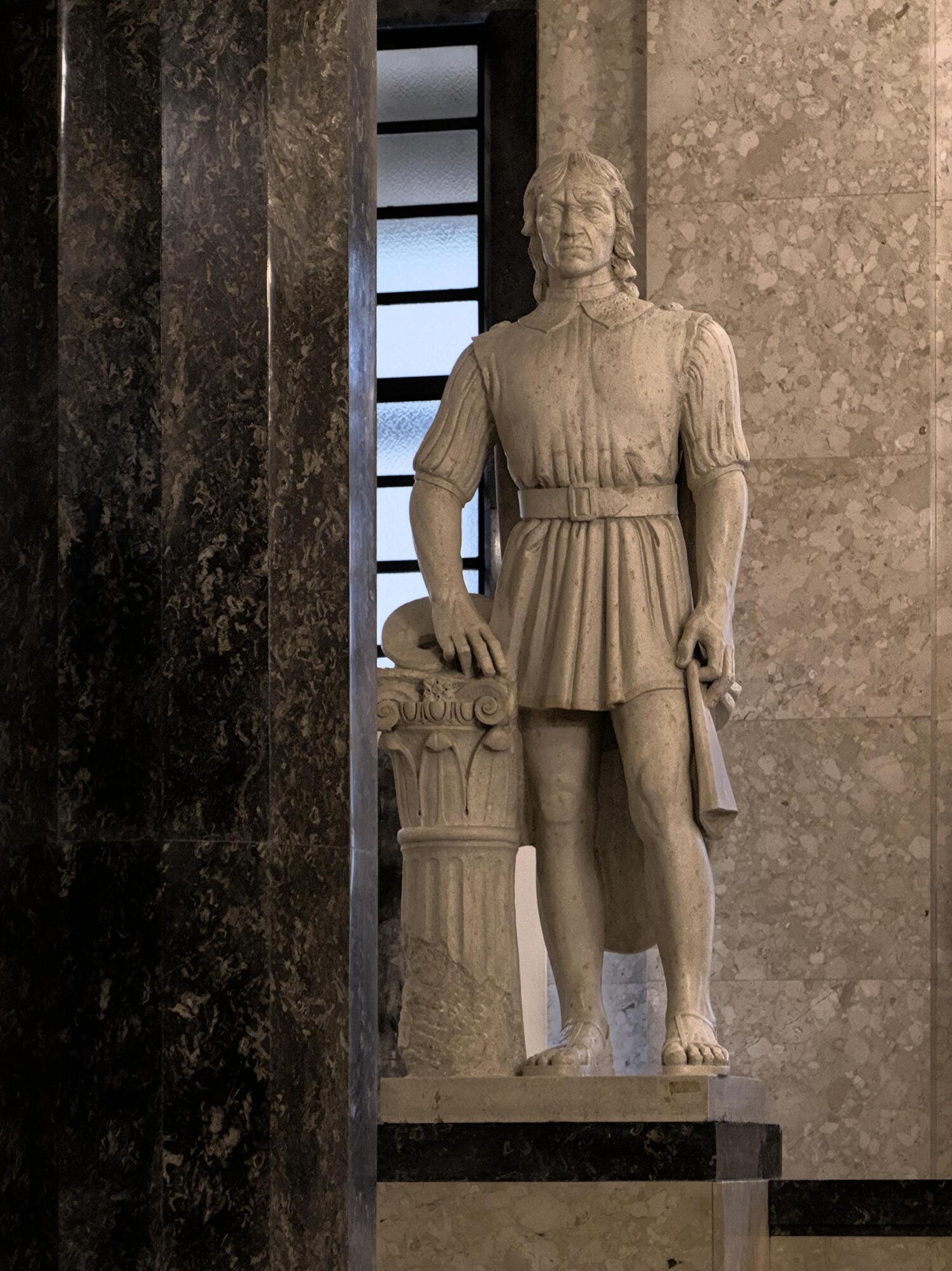 Enrico Parnigotto, *Andrea Mantegna*, statua in marmo, 1936, palazzo Santo Stefano, ala ristrutturata da Angelo Pisani nel 1934-35, piazza Antenore 3, Padova
