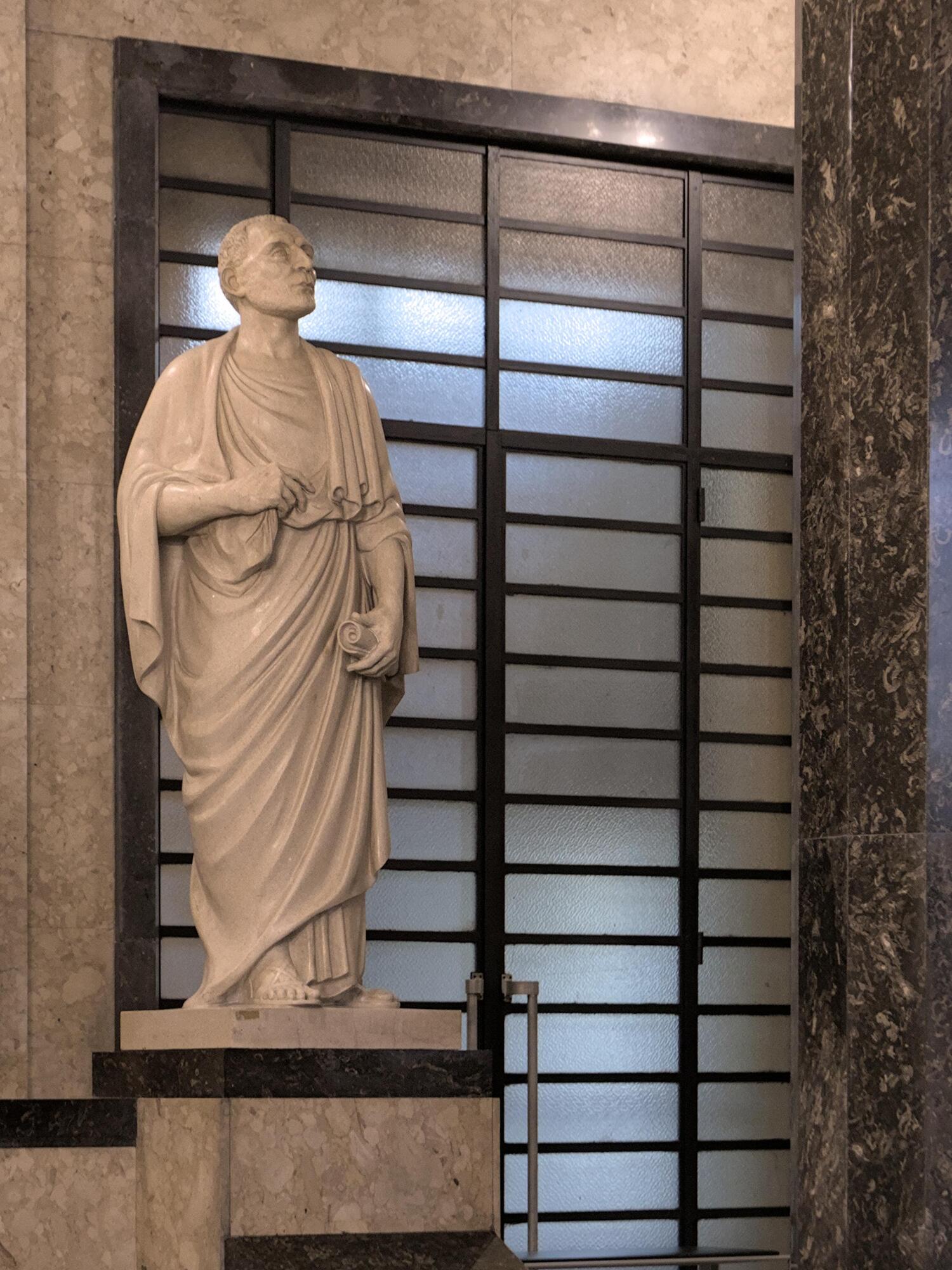 Paolo Blodrin, *Tito Livio*, statua in marmo, 1936, palazzo Santo Stefano, ala ristrutturata da Angelo Pisani nel 1934-35, piazza Antenore 3, Padova