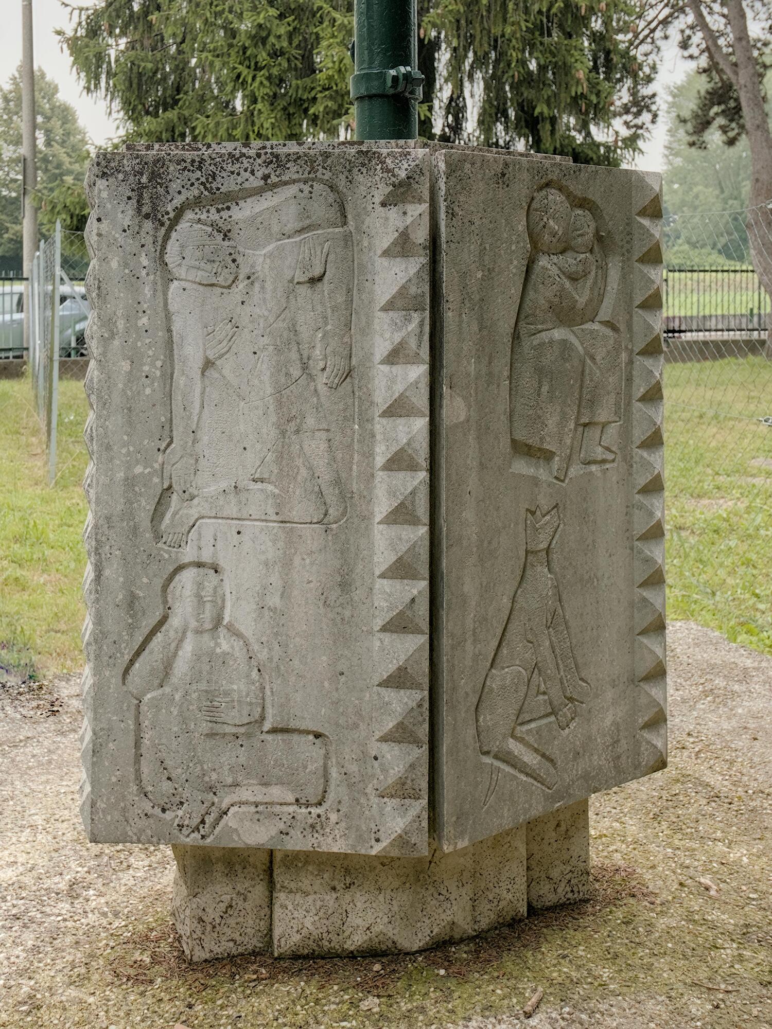 Nerino Negri, pilone portabandiera in pietra d’Istria, 1967, scuola Vivaldi (ex scuola Palladio), via Chieti 3, Padova