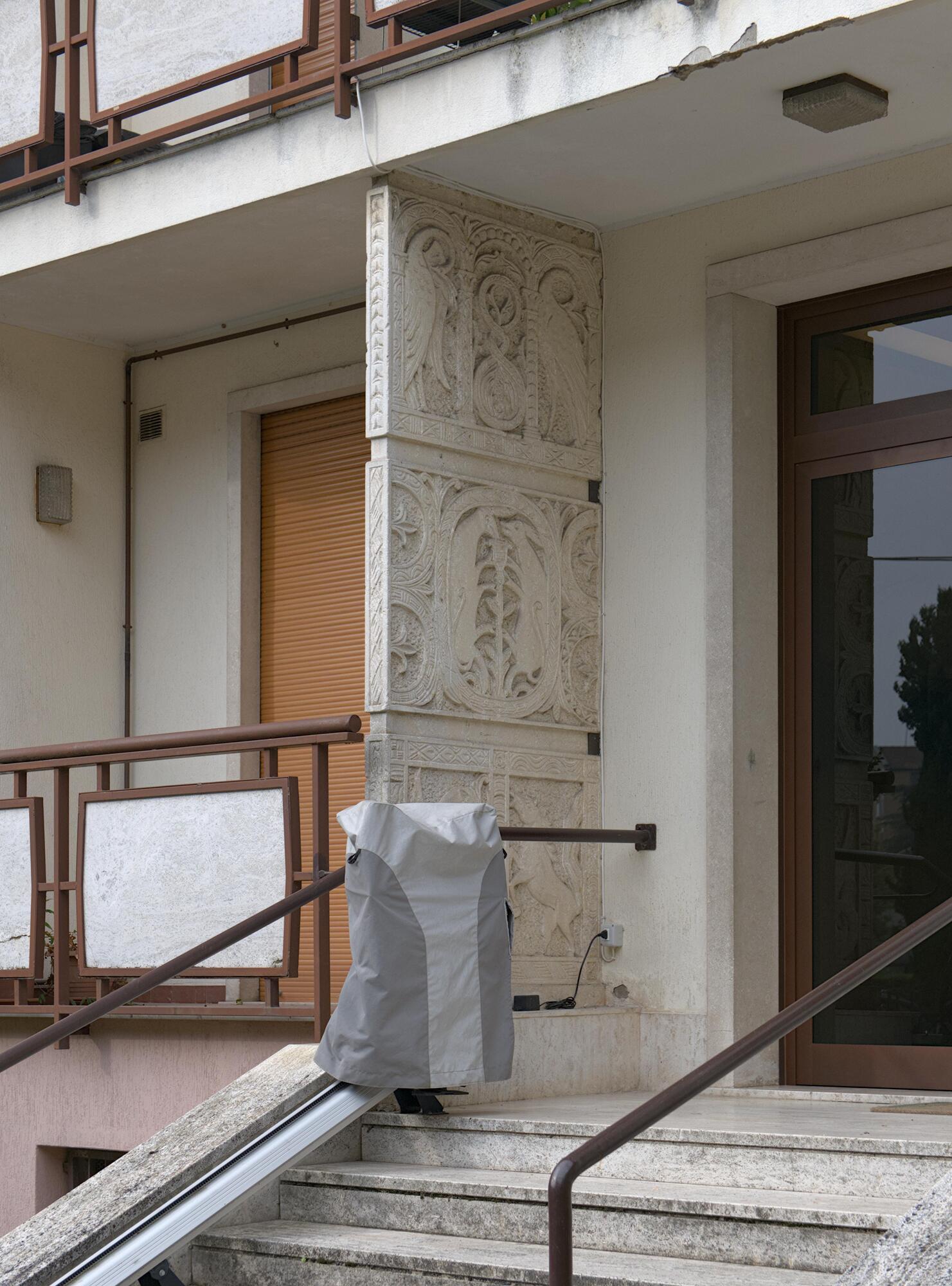 Autore non identificato, pannello in pietra scolpito su entrambe le facce all'ingresso di condominio al civico 3 di via Como, Padova