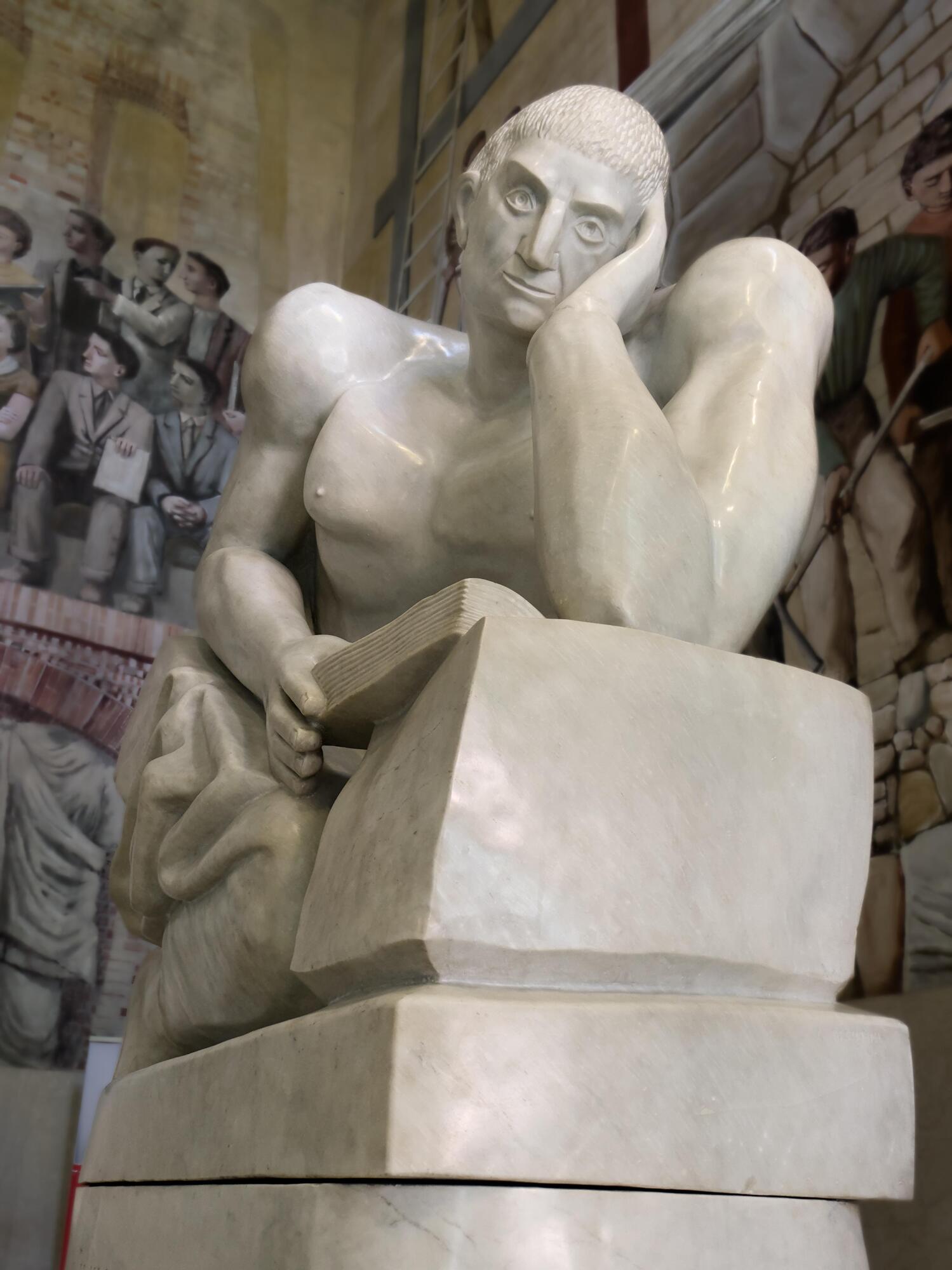 Arturo Martini, *Tito Livio*, statua in marmo, 1942, atrio d'ingresso di Palazzo Liviano (Gio Ponti, 1937-39), piazza Capitaniato 7, Padova