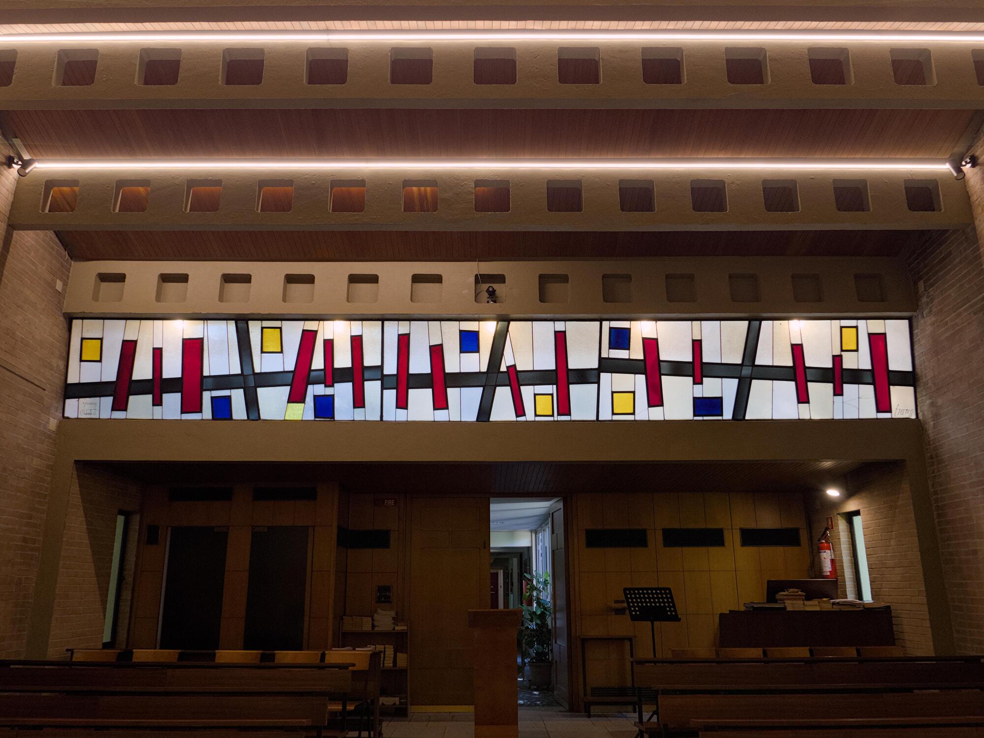 Franco Flarer (realizzazione Silvio Salviati), vetrata, 1963, cappella del Collegio Universitario Gregorianum (Giulio Brunetta, 1963), via Marcel Proust 10, Padova