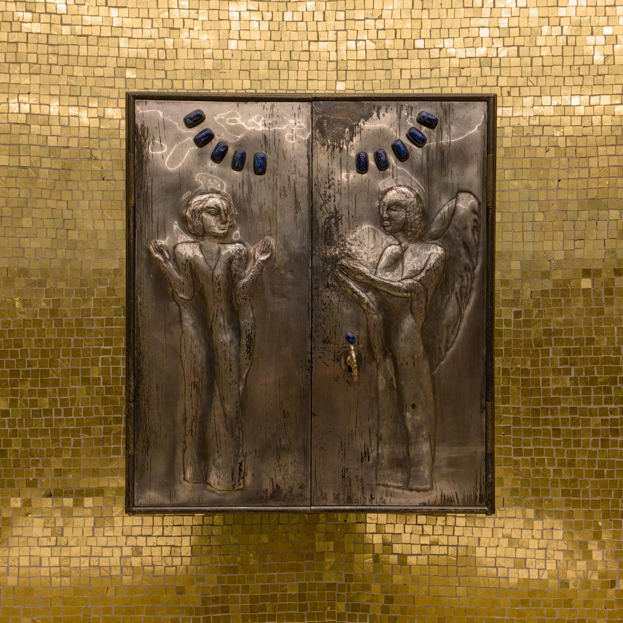 Luigi Sandi, tabernacolo in rame argentato con pietre preziose, cappella del Collegio Universitario Gregorianum (Giulio Brunetta, 1963), via Marcel Proust 10, Padova