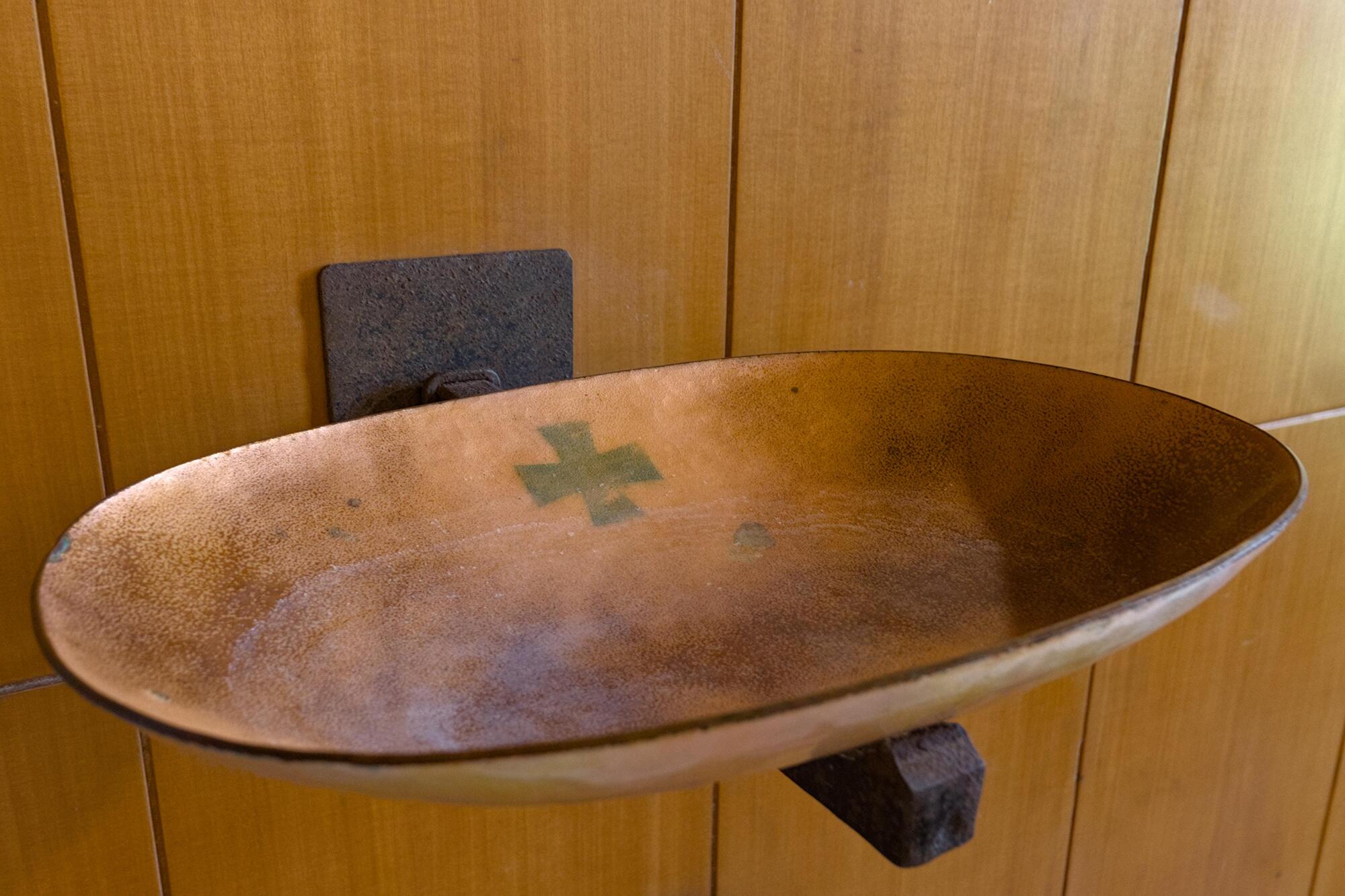 Paolo De Poli, acquasantiera, smalto a fuoco su metallo, cappella del Collegio Universitario Gregorianum (Giulio Brunetta, 1963), via Marcel Proust 10, Padova
