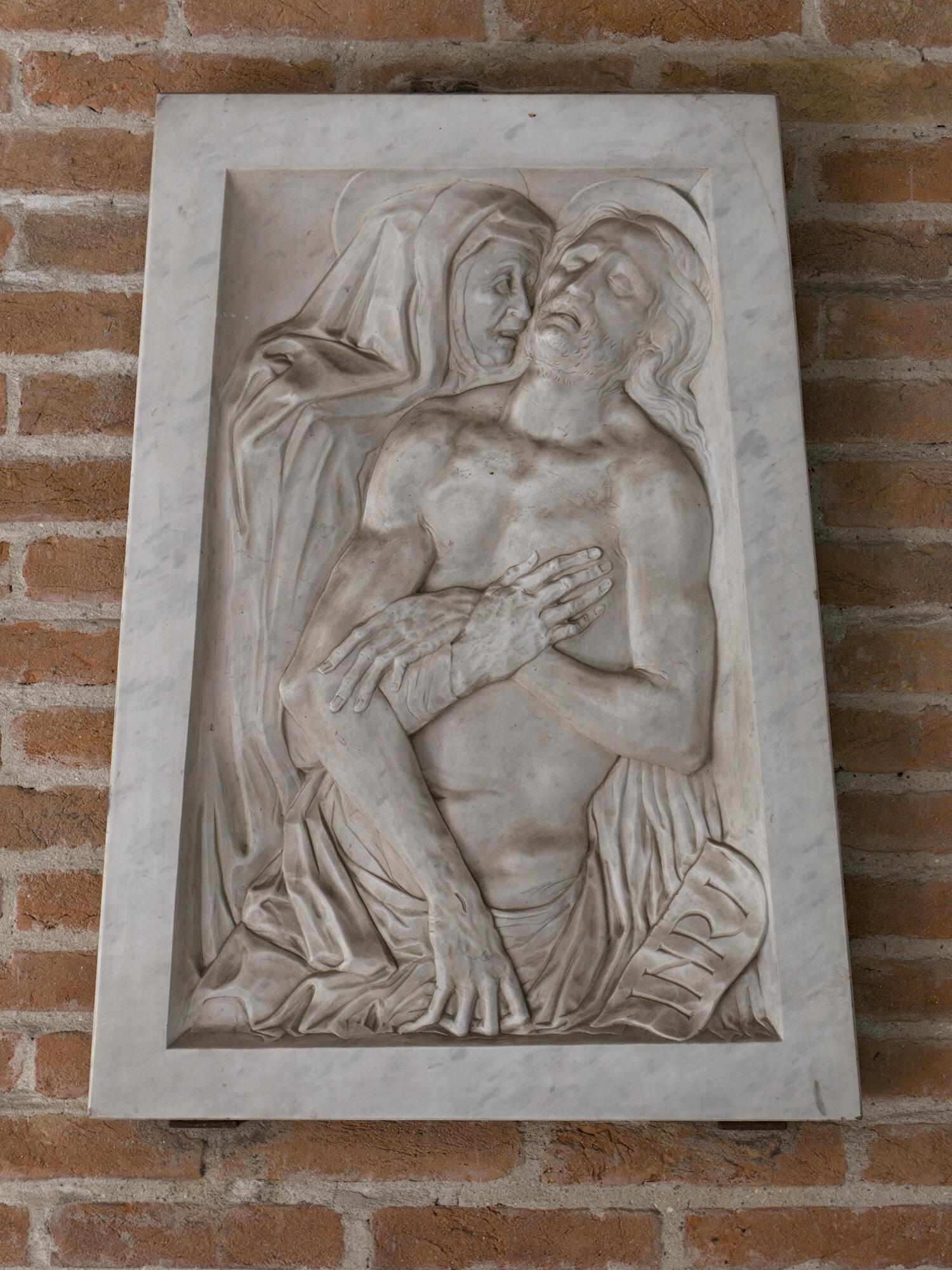 Autore non identificato [copia ricavata dal calco in gesso di un'opera di Amleto Sartori], *Deposizione*, bassorilievo in pietra, ingresso di abitazione, via dei Gatari 12, Padova