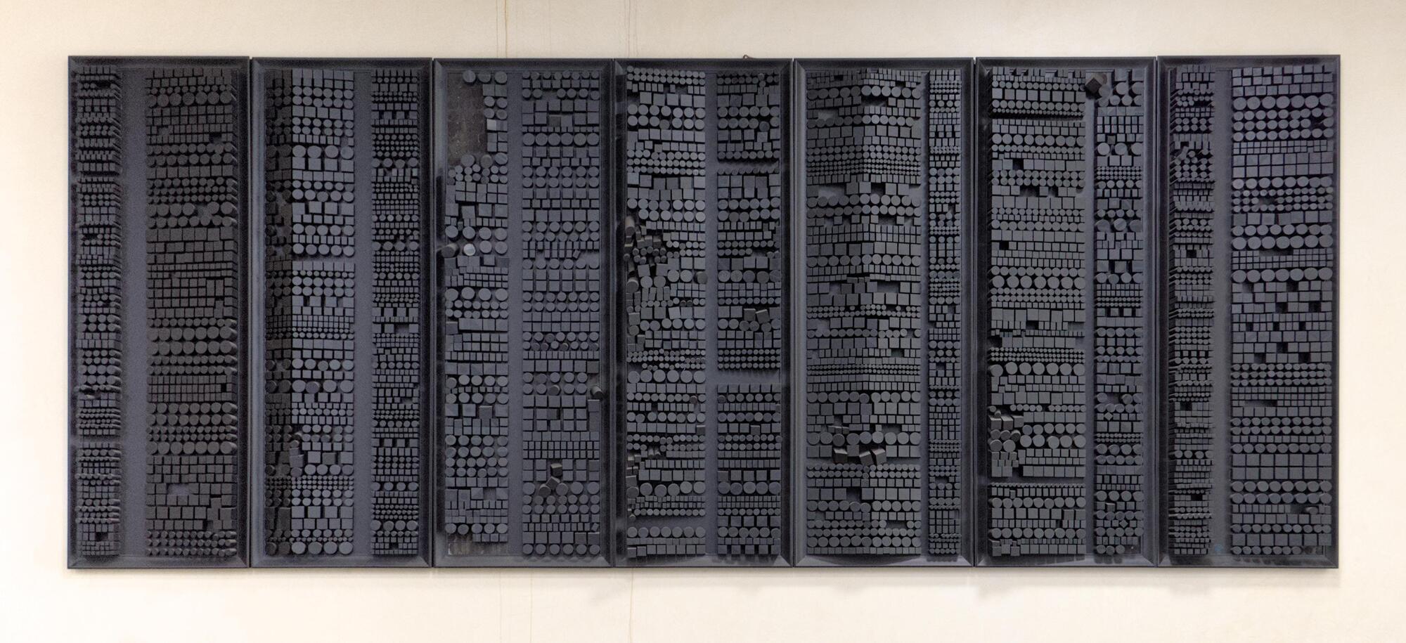 Gianmaria Potenza, *Elaboratore n. 66*, legno intagliato e dipinto, 1996, Banca Monte dei Paschi di Siena, via Giuseppe Verdi 13/15, Padova