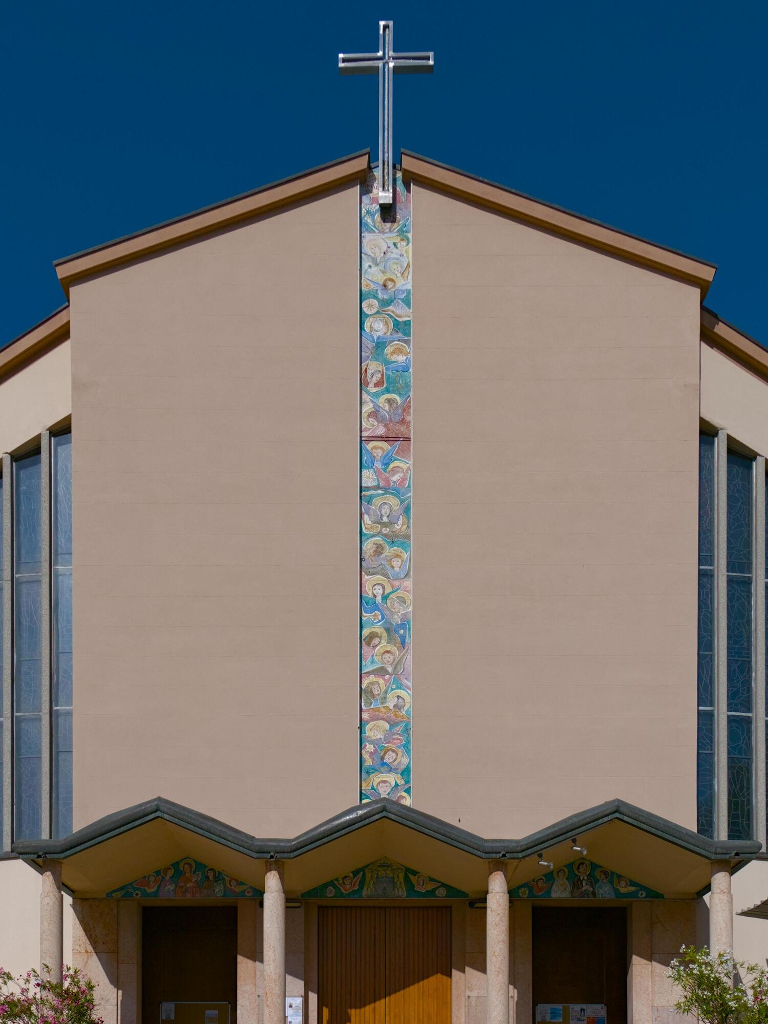 Danilo Andreose, incavo verticale nella facciata con teste d'angeli e timpani degli accessi, rivestimenti in ceramica, chiesa di San Bartolomeo apostolo in Tencarola (Giovanni Piantella, 1950), via Padova 2, Tencarola di Selvazzano, Padova