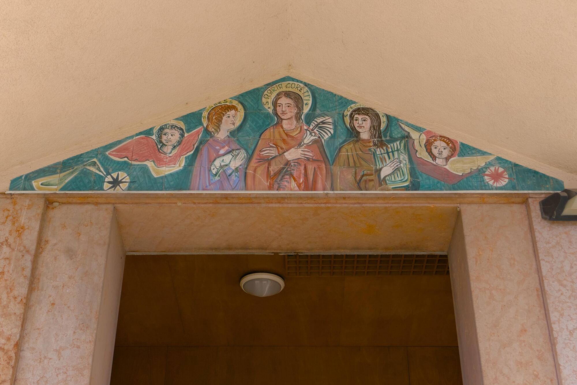 Danilo Andreose, timpano rivestito in ceramica, chiesa di San Bartolomeo apostolo in Tencarola (Giovanni Piantella, 1950), via Padova 2, Tencarola di Selvazzano, Padova