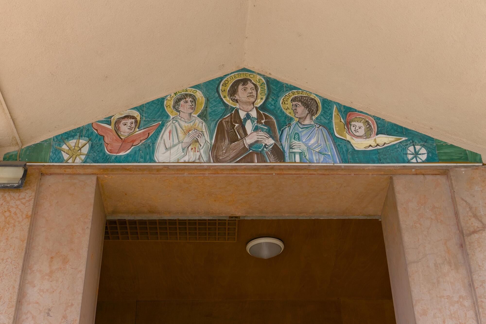 Danilo Andreose, timpano rivestito in ceramica, chiesa di San Bartolomeo apostolo in Tencarola (Giovanni Piantella, 1950), via Padova 2, Tencarola di Selvazzano, Padova