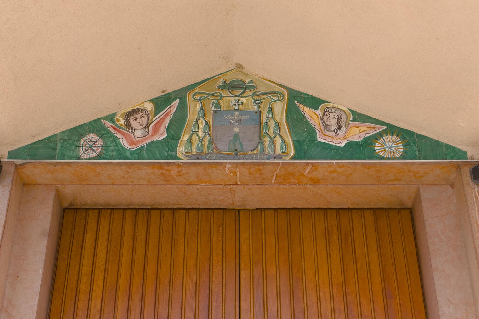 Danilo Andreose, timpano rivestito in ceramica,chiesa di San Bartolomeo apostolo in Tencarola (Giovanni Piantella, 1950), via Padova 2, Tencarola di Selvazzano, Padova