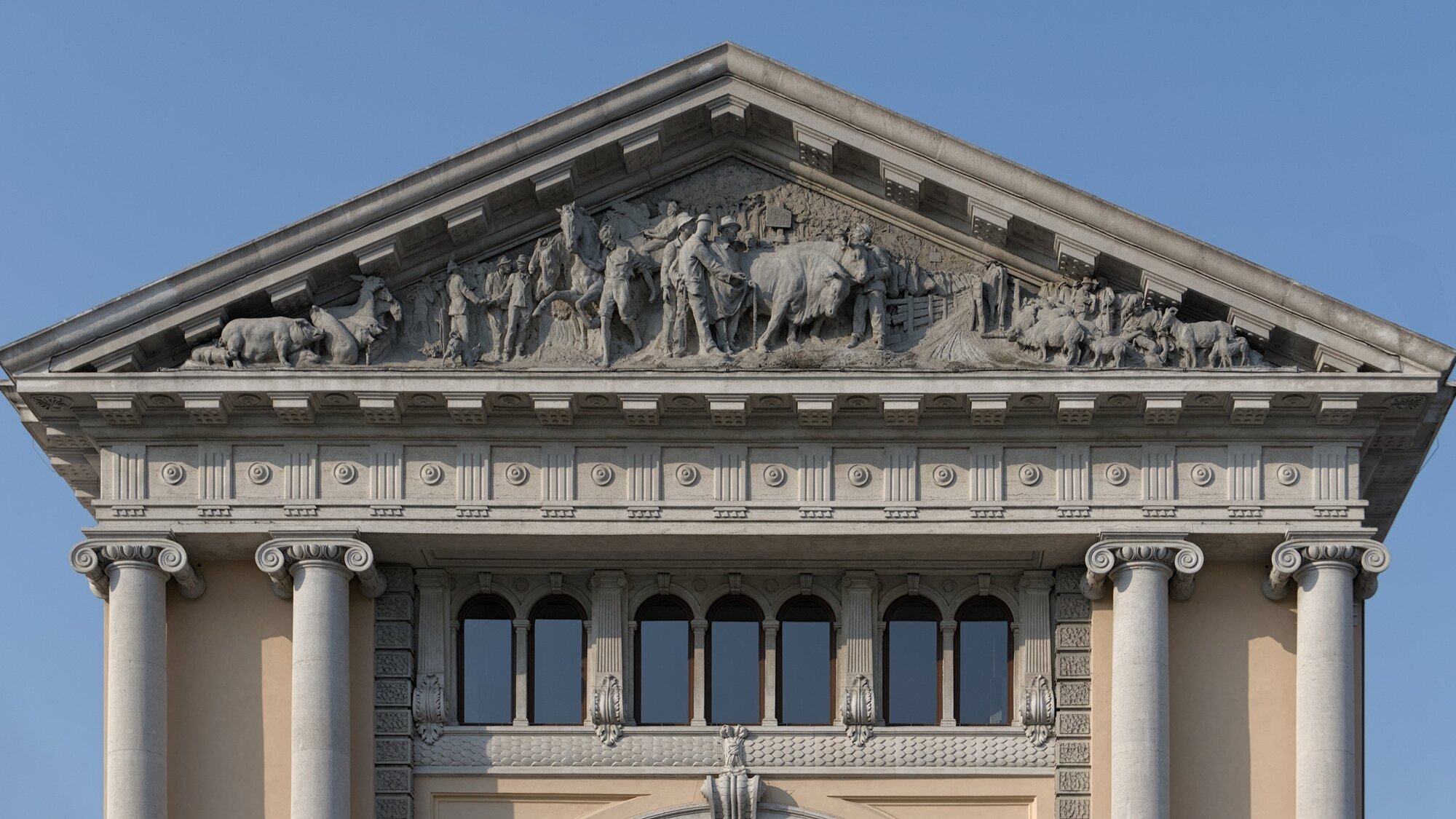 Antonio Pennello, *Scene del mercato*, altorilievo, [1921?], ex Foro Boario (Alessandro Peretti, 1913-14), Prato della Valle 70, Padova
