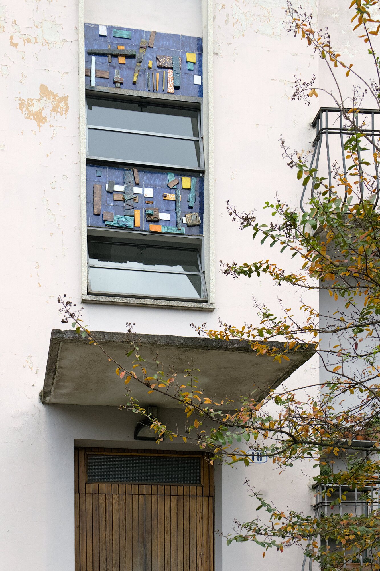 Elio Schiavon [attribuzione su comunicazione a voce del figlio Luca Schiavon], pannelli ceramici a motivi astratti, condominio, via Enrico Caviglia 10, Padova