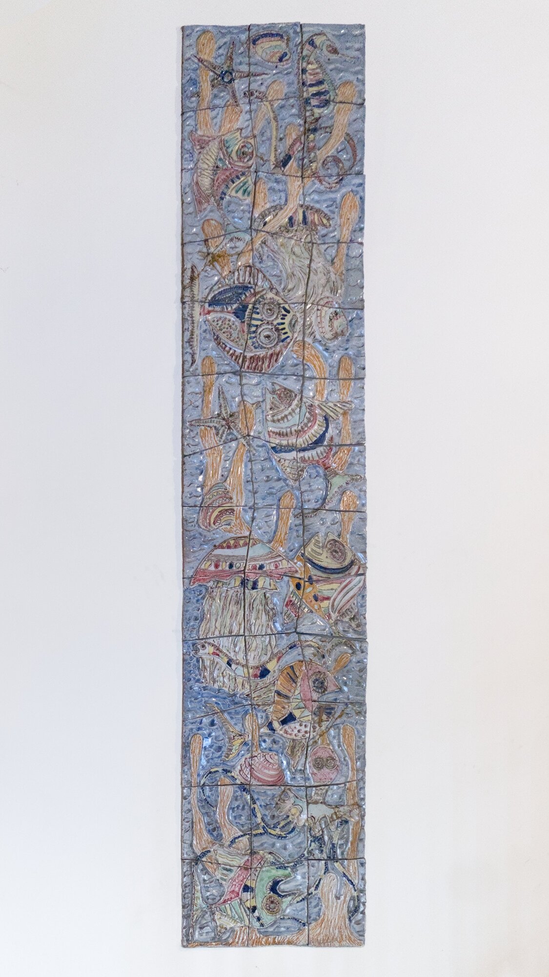 Autore non identificato [Elio Schiavon? Attribuzione presunta considerando le identiche proprietà, committenza e anno di edificazione della torrefazione Vescovi (comunicazione a voce di Roberta Vescovi)], pannello murale in maiolica, circa 1960, atrio di ingresso dell'Hotel Monaco, via Norma Cossetto 13, Padova