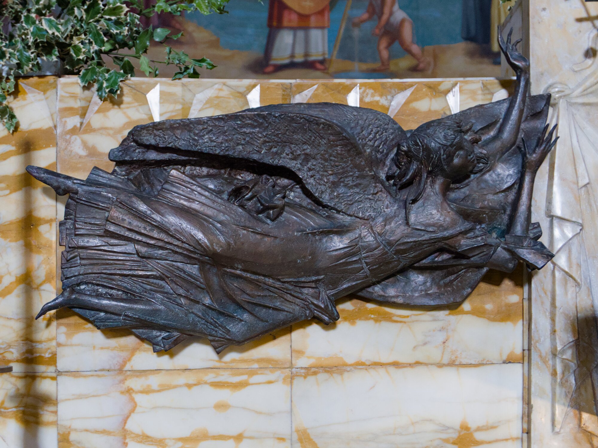Nerino Negri, angelo in bronzo, 1961-62, altare maggiore (disegnato da Danilo Negri) della chiesa della Santissima Trinità (Stanislao Ceschi, 1940-41), via Enrico Bernardi 20E, Padova