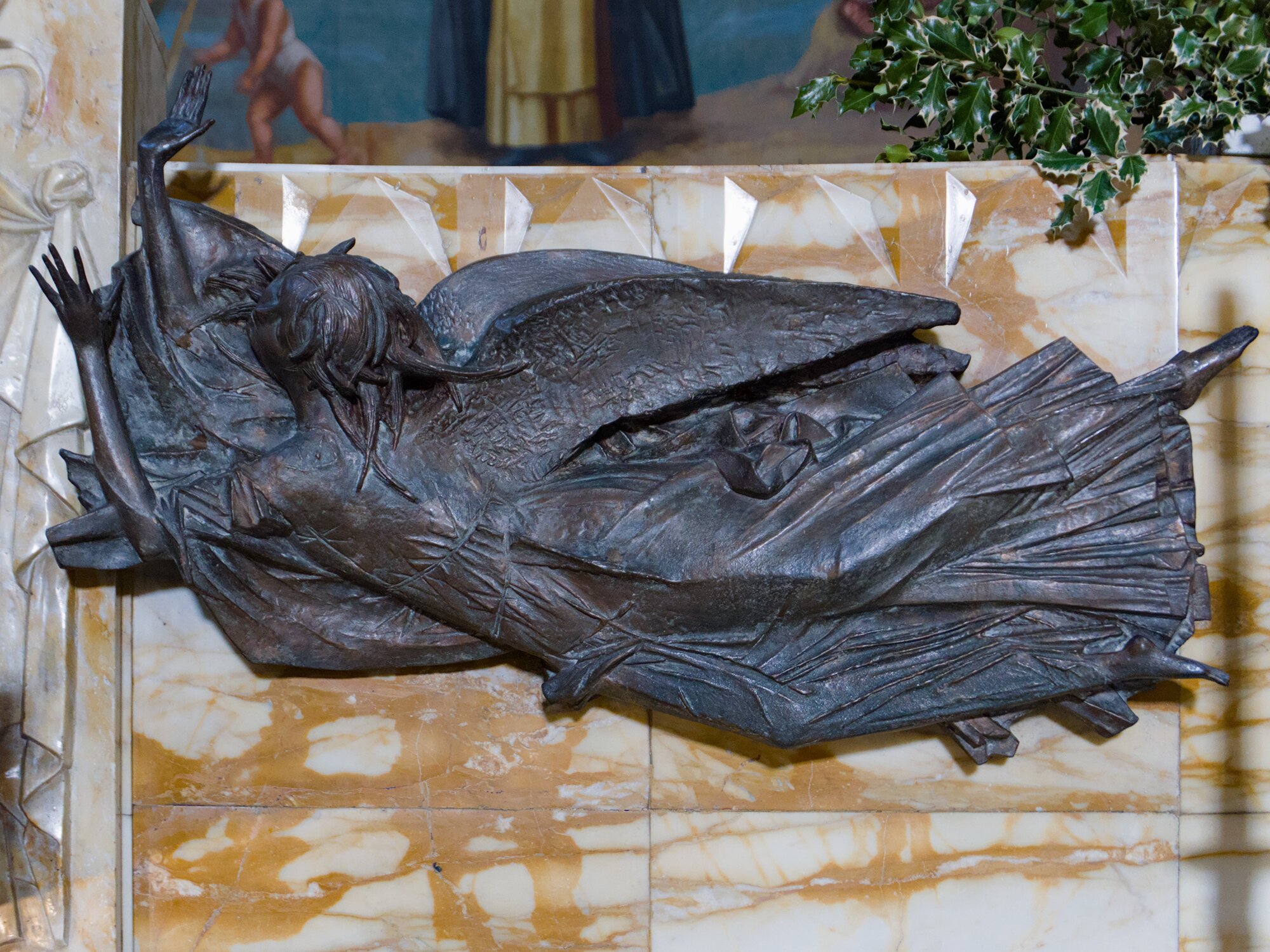 Nerino Negri, angelo in bronzo, 1961-62, altare maggiore (disegnato da Danilo Negri) della chiesa della Santissima Trinità (Stanislao Ceschi, 1940-41), via Enrico Bernardi 20E, Padova