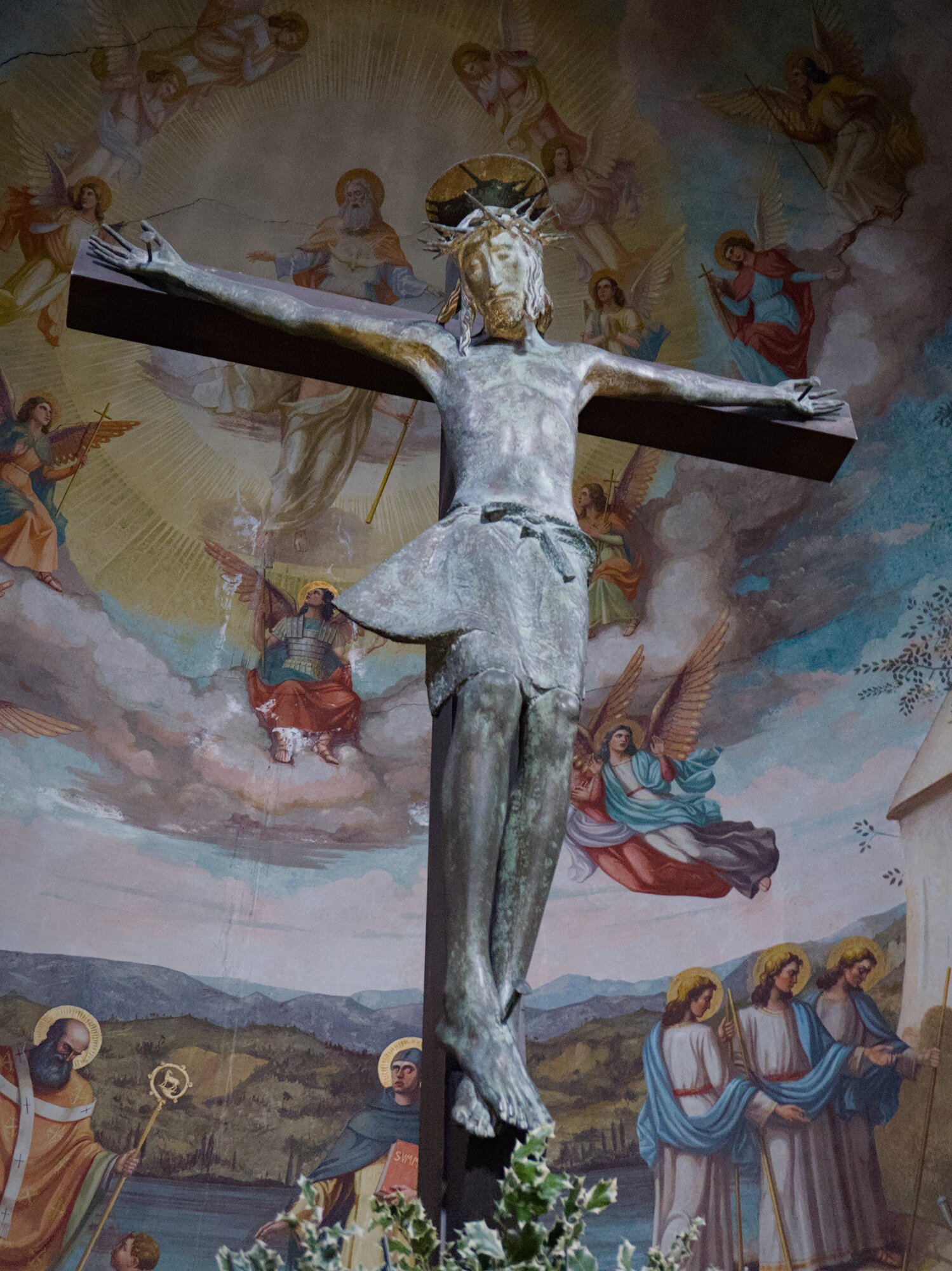 Nerino Negri, Crocifisso in bronzo, 1961-62, altare maggiore (disegnato da Danilo Negri) della chiesa della Santissima Trinità (Stanislao Ceschi, 1940-41), via Enrico Bernardi, 20E, Padova