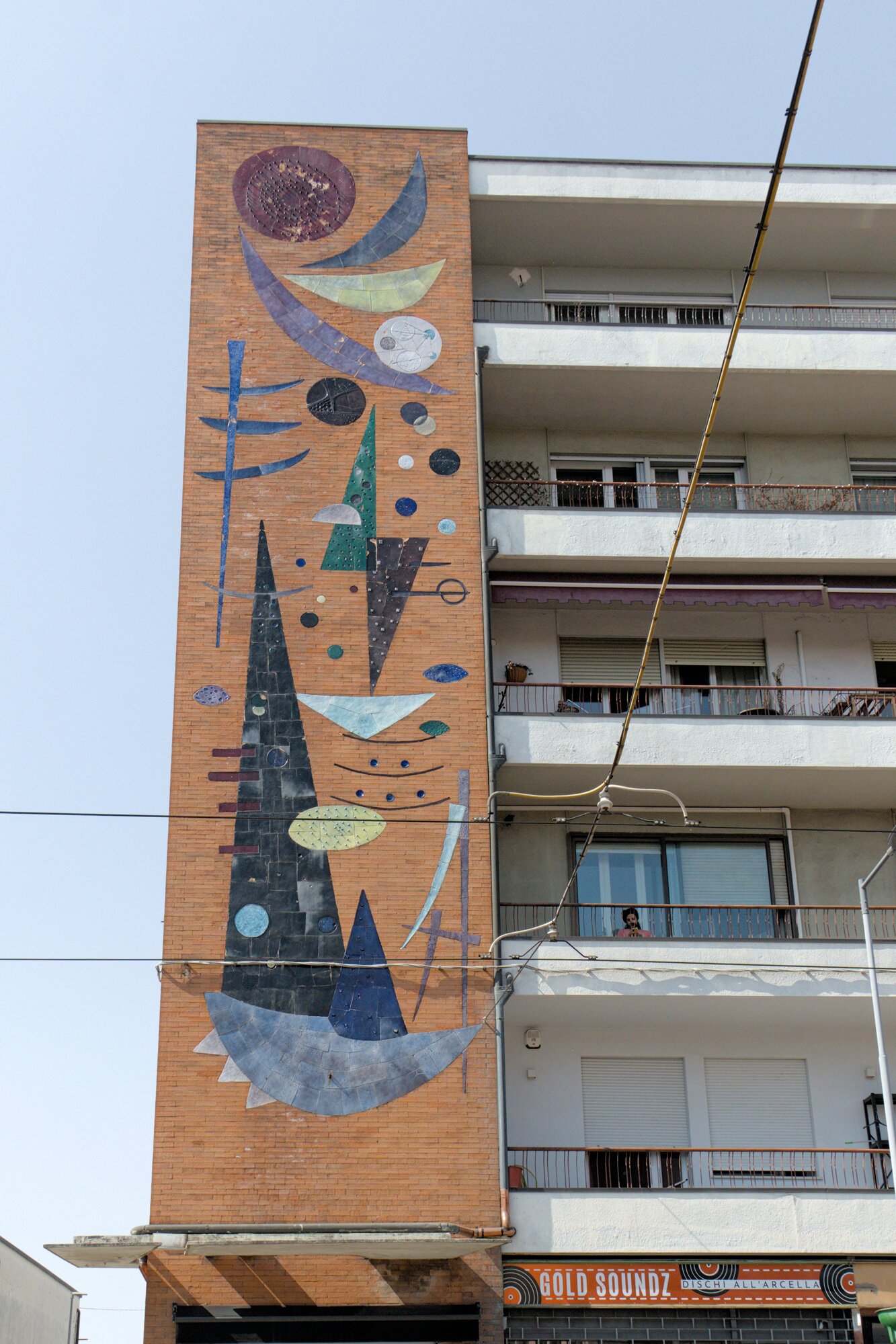 Autore non identificato, estesa decorazione a tema astratto a tutta altezza su edificio residenziale (Gino Ghedini, 1955-57), via Tiziano Aspetti 27, Padova