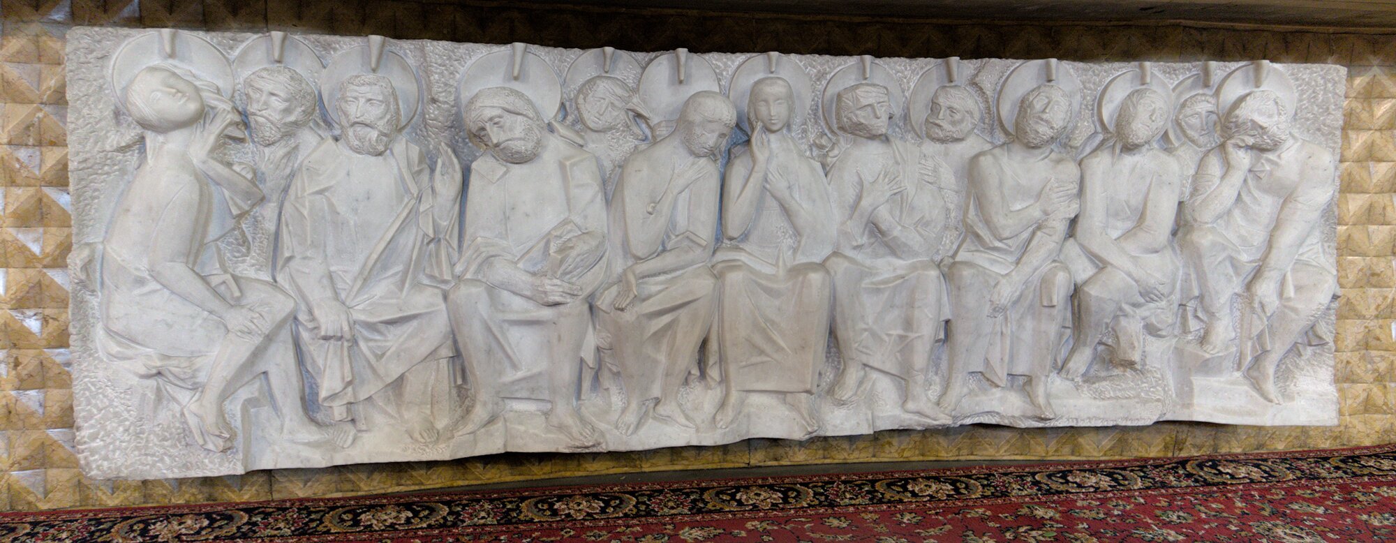 Nerino Negri, paliotto in marmo, 1961, altare maggiore (disegnato da Danilo Negri) della chiesa della Santissima Trinità (Stanislao Ceschi, 1940-41), via Enrico Bernardi 20E, Padova