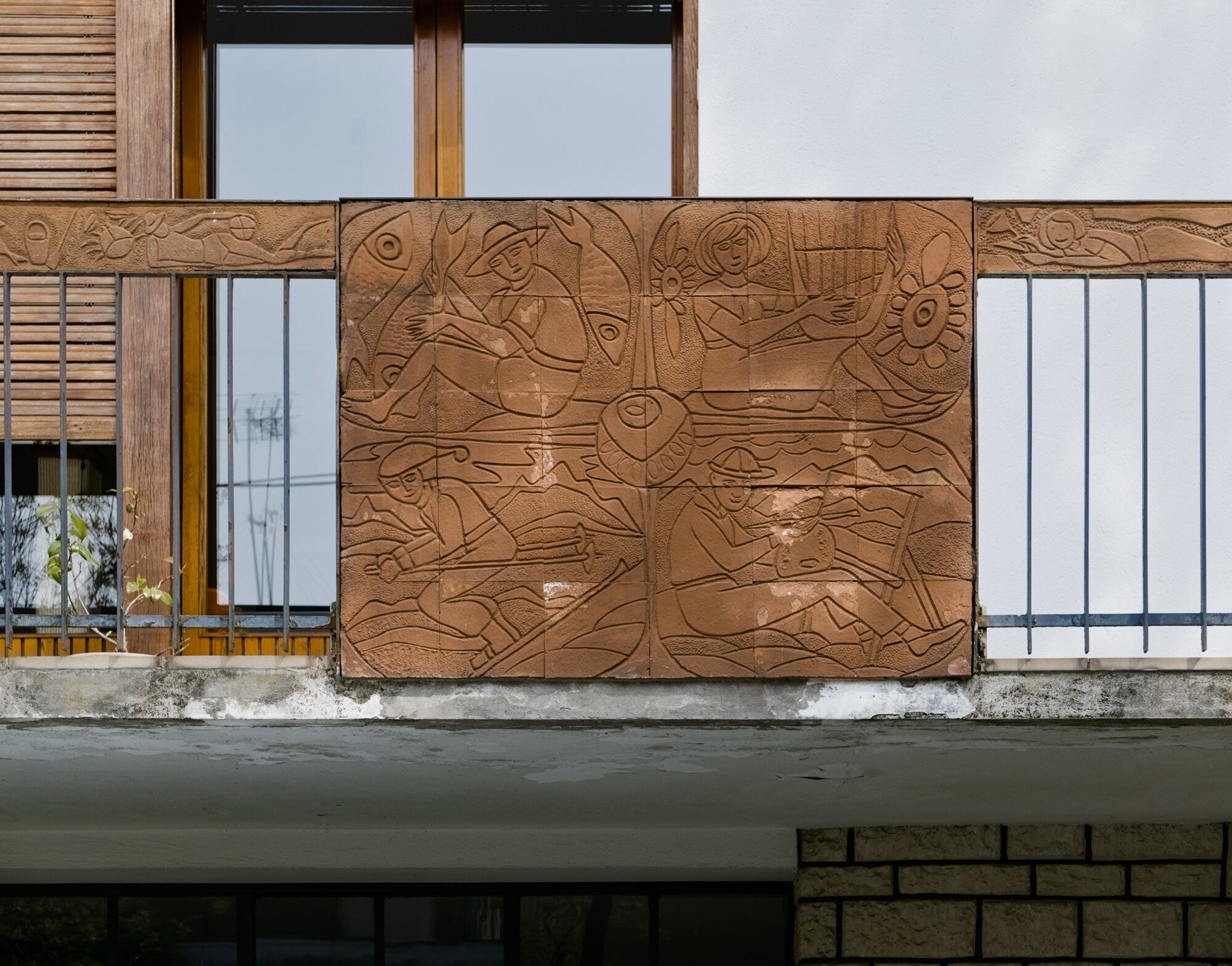 Autore non identificato, villetta con decorazioni in cotto correnti lungo il cornicione del tetto e lungo il corrimano della ringhiera nella terrazza perimetrale, via Ferdinando Lori 6, Padova