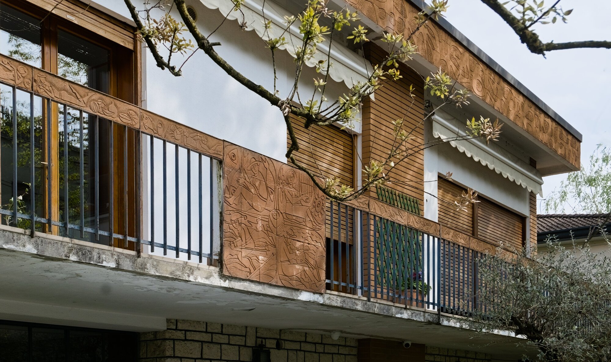 Autore non identificato, villetta con decorazioni in cotto correnti lungo il cornicione del tetto e lungo il corrimano della ringhiera nella terrazza perimetrale, via Ferdinando Lori 6, Padova