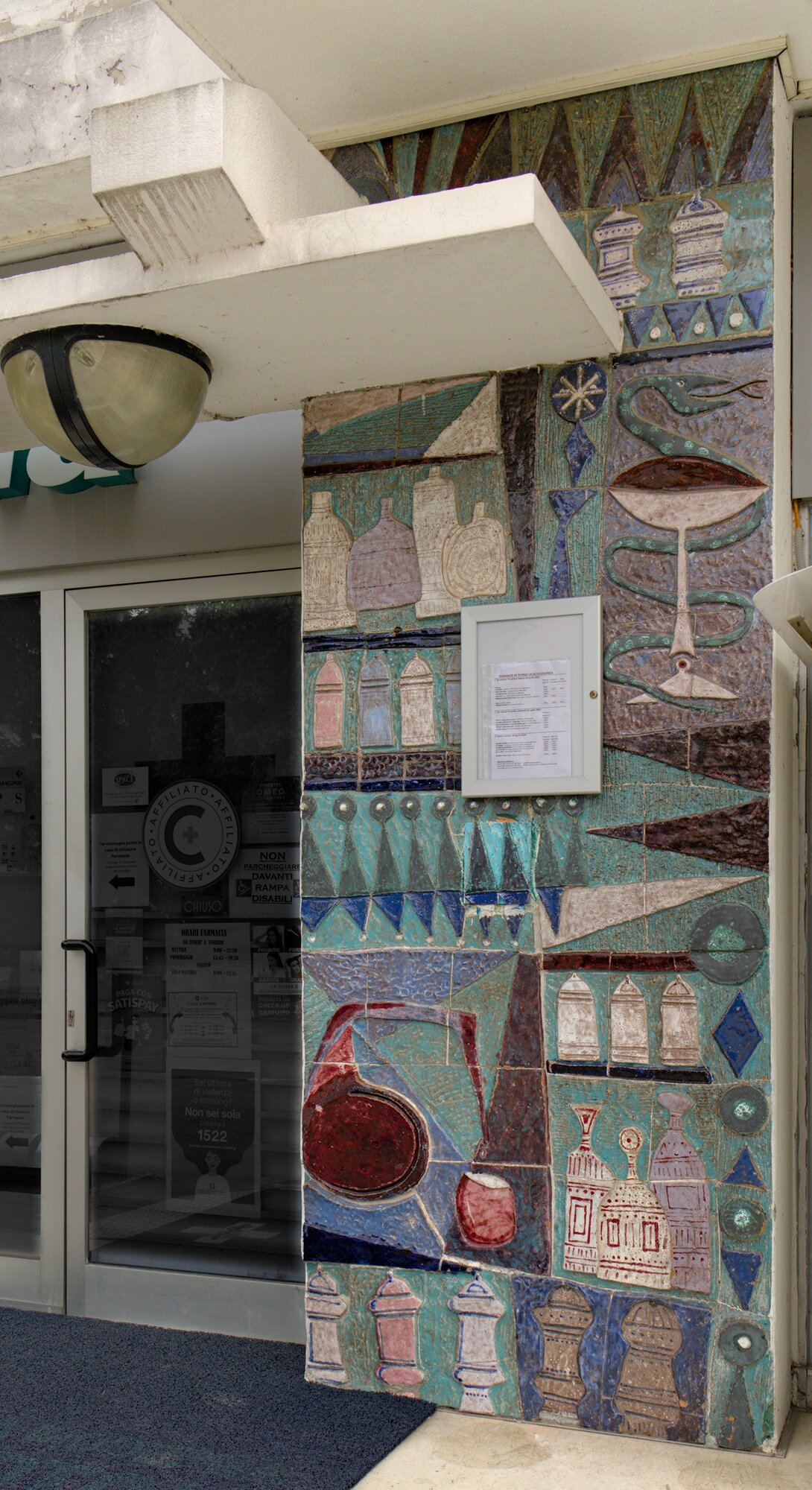Elio Schiavon [attribuzione su comunicazione a voce del figlio Luca Schiavon], pannello in ceramica con soggetto legato alla materia farmaceutica, via Zara 58, Padova