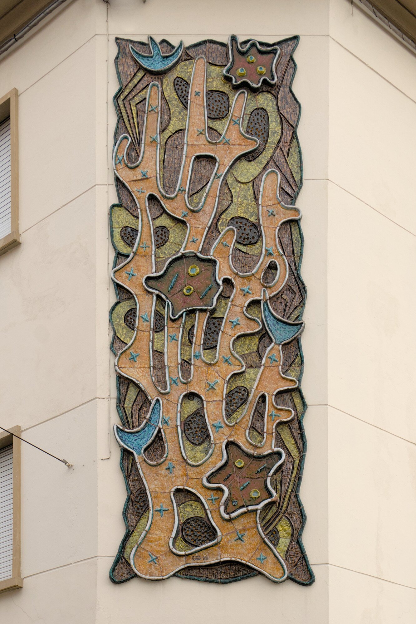 Remigio Lazzaro (manifattura: Squercina), grande bassorilievo in ceramica a motivi astratti, 1957, via S. Marco 137 angolo via Ceron, Padova