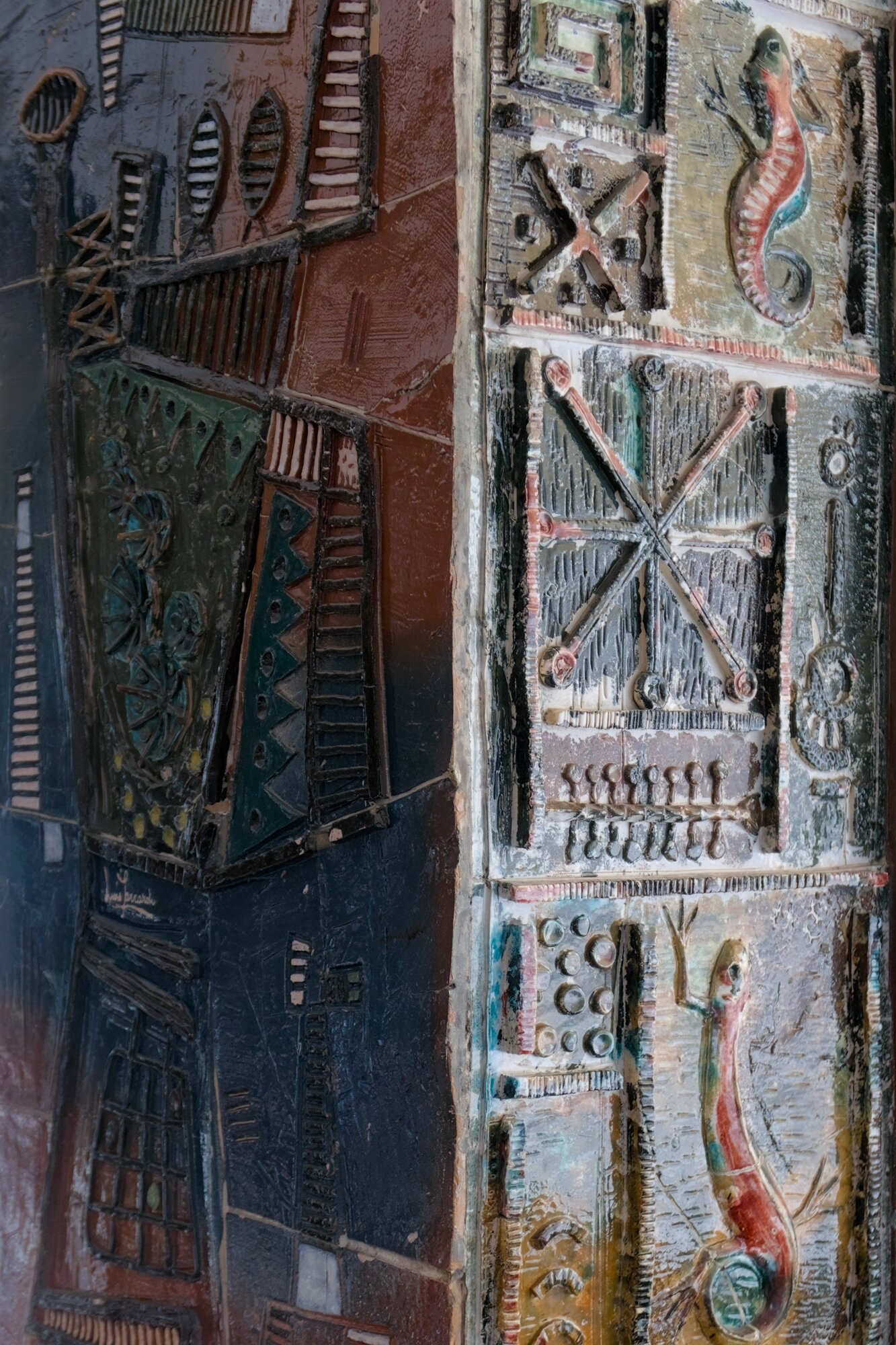 Luigi Saccardo, rivestimento in maiolica, interno di bar, 1952, via San Marco 139 angolo via Ceron, Padova