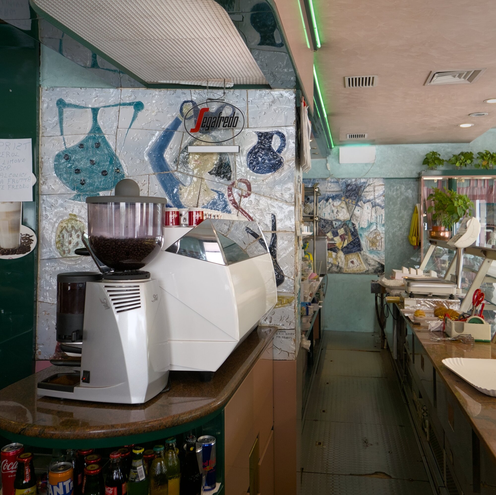 G. Strano (realizzazione: Ceramiche Dominante), interno di bar, 1952, via San Marco 139 angolo via Ceron, Padova