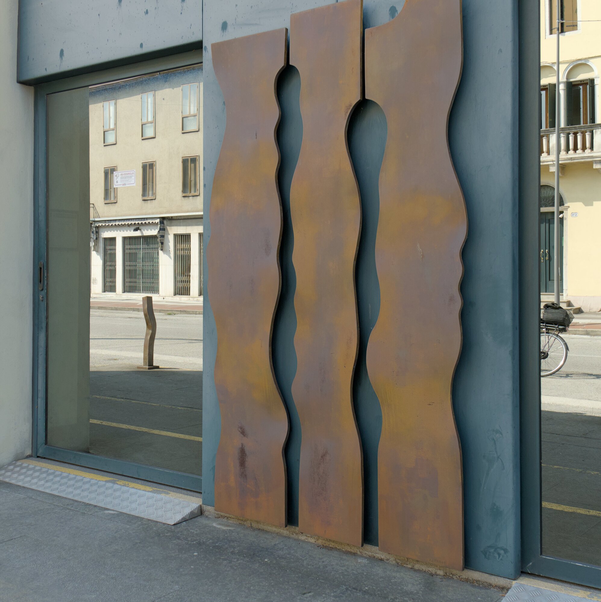 Roberto Lanaro, scultura in acciaio corten, esterno di banca, 1998, via San Marco 306, Padova